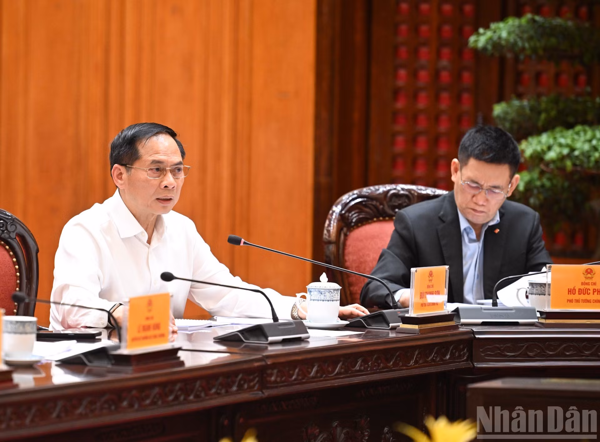 El viceprimer ministro Bui Thanh Son en la cita.