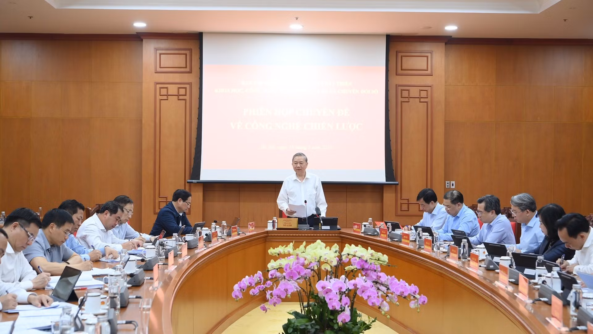 [Foto] Líder partidista vietnamita preside sesión temática sobre tecnologías estratégicas