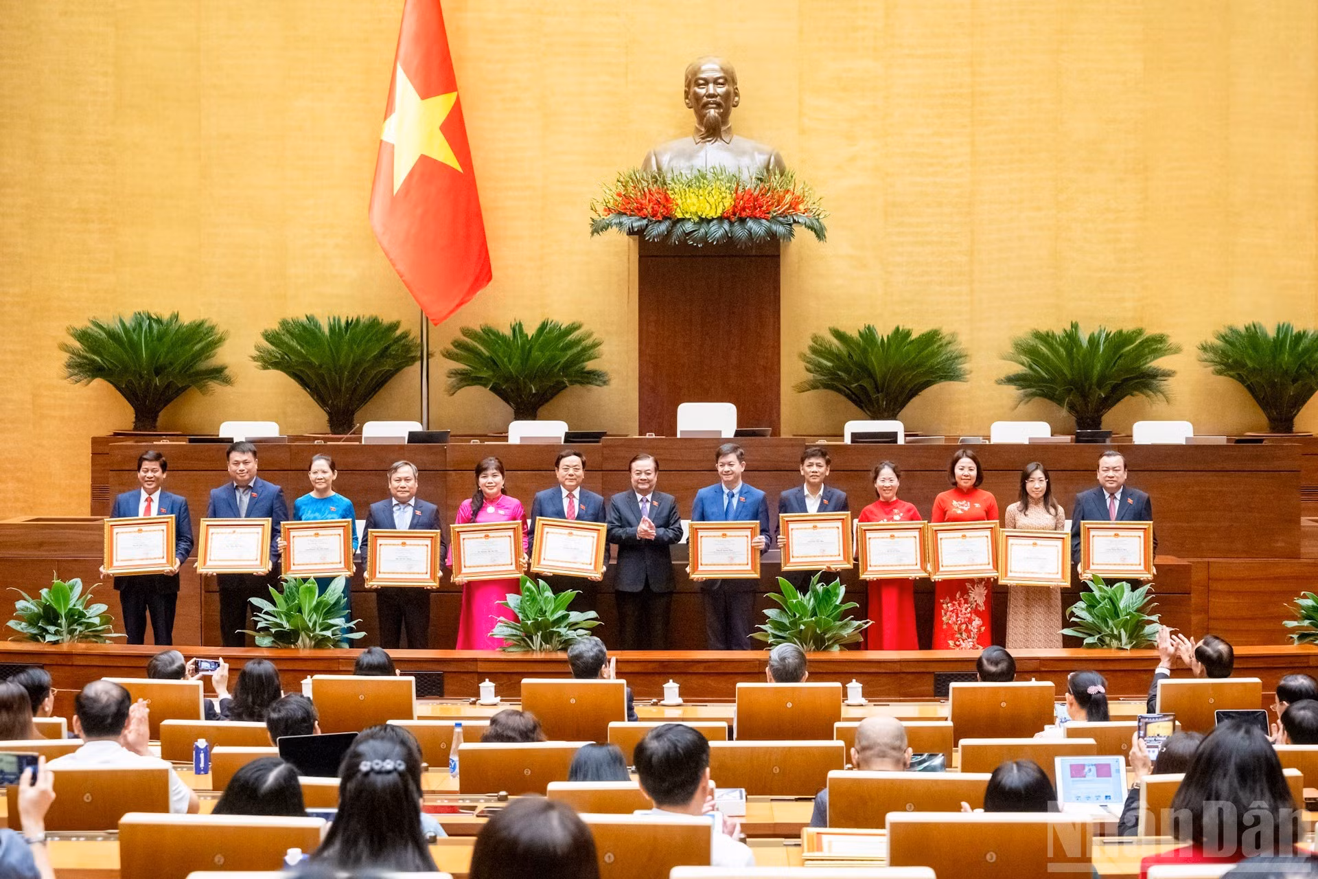 El vicepresidente de la Asamblea Nacional Le Minh Hoan entrega certificados de mérito.