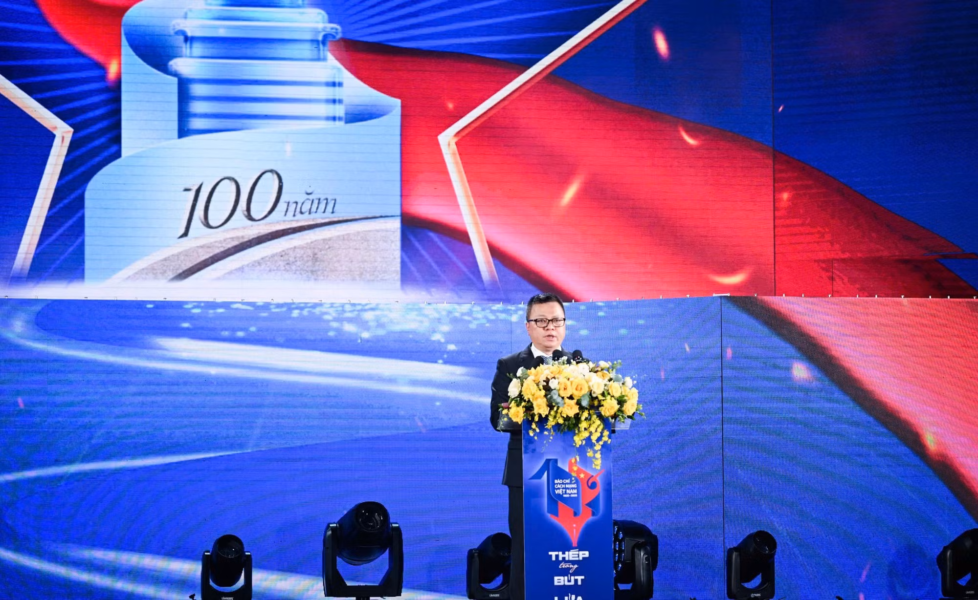 Le Quoc Minh, miembro del Comité Central del Partido Comunista de Vietnam (PCV), presidente-editor del periódico Nhan Dan, subjefe de la Comisión de Propaganda y Movilización de Masas del Comité Central del PCV y presidente de la Asociación de Periodistas del país, habla en el evento.