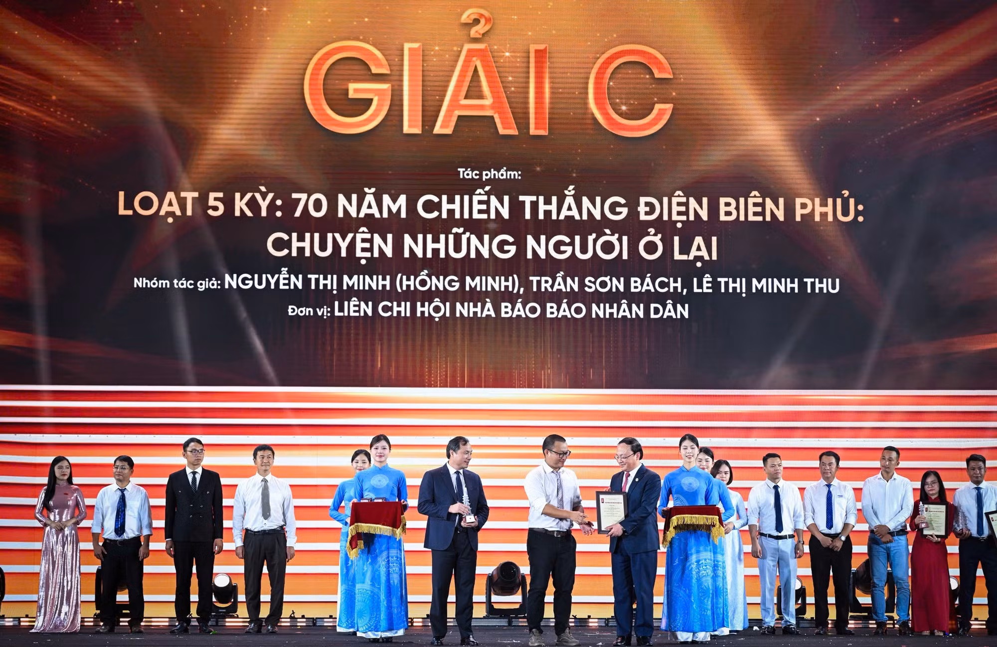 Do Tien Sy, miembro del Comité Central del Partido y director general de la Voz de Vietnam; y Hoang Trung Dung, miembro del Comité Central del Partido y editor en jefe de la Revista Comunista, entregan el Premio C a los ganadores.