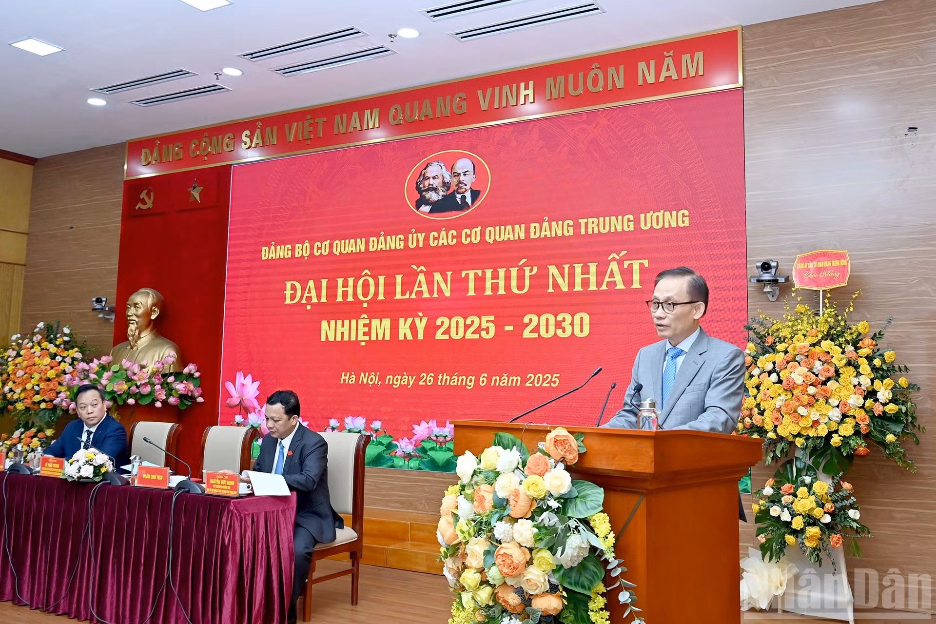 Le Hoai Trung, secretario del Comité Central del PCV, jefe de la Oficina Central, vicesecretario permanente del Comité del Partido de los órganos partidistas del Comité Central de PCV, pronuncia el discurso inaugural.