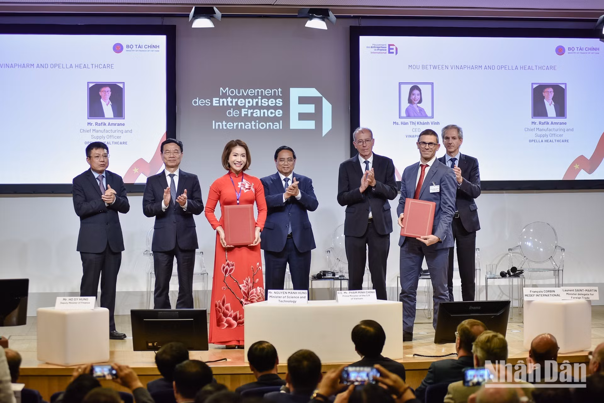 La firma del acuerdo entre la Corporación Farmacéutica de Vietnam (Vinapharm) y el Grupo Opella para aumentar la participación accionaria de Vinapharm en la Compañía Anónima Sanofi Vietnam del 15 al 30 por ciento.