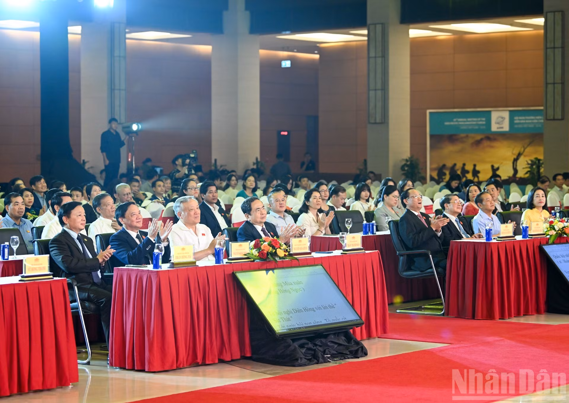 El presidente de la Asamblea Nacional de Vietnam, Tran Thanh Man, y otros dirigentes del Partido y el Estado asisten al acto.