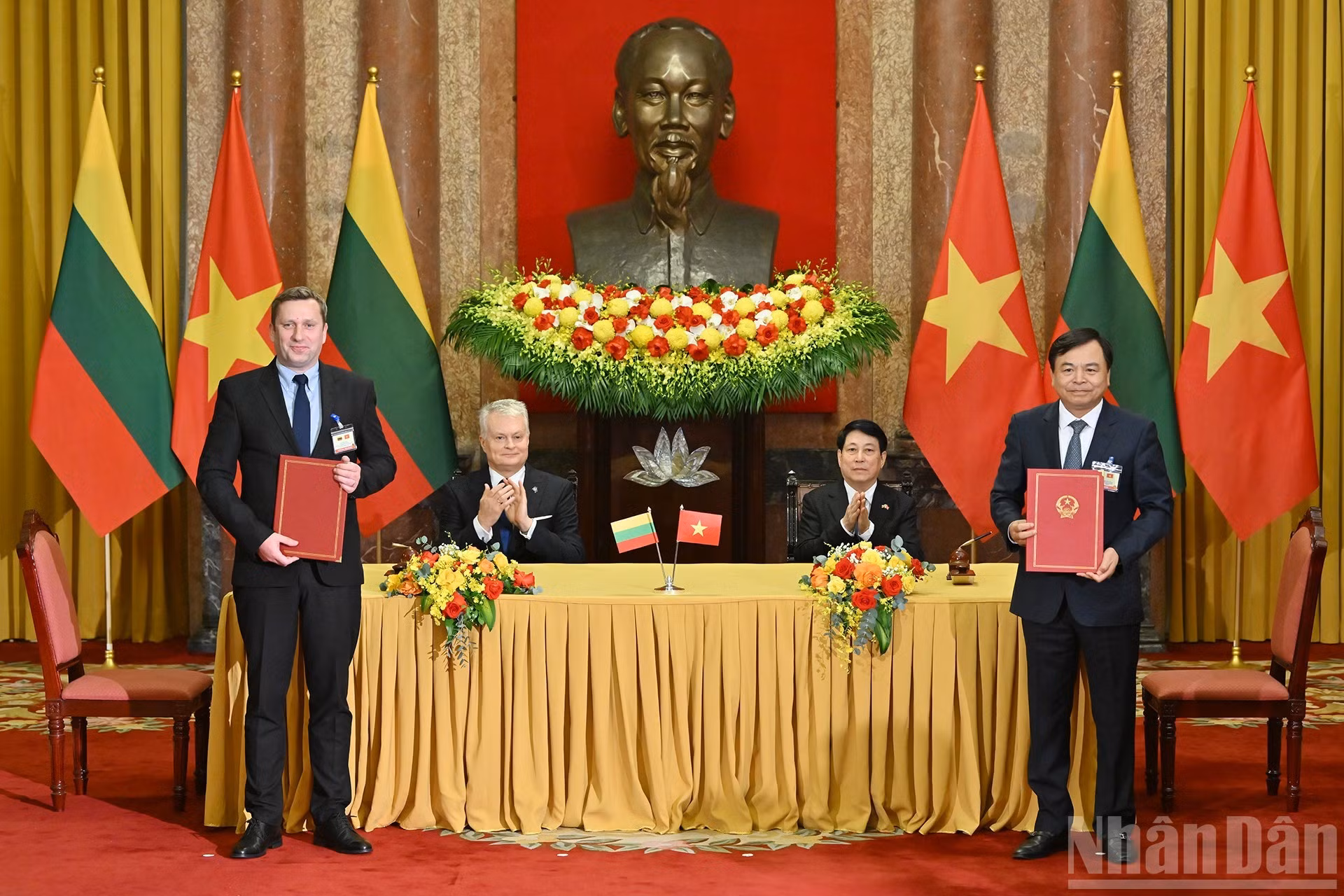 La firma del Memorando de Entendimiento sobre cooperación en el sector agrícola entre el Ministerio de Agricultura y Medio Ambiente de Vietnam y el Ministerio de Agricultura de Lituania.