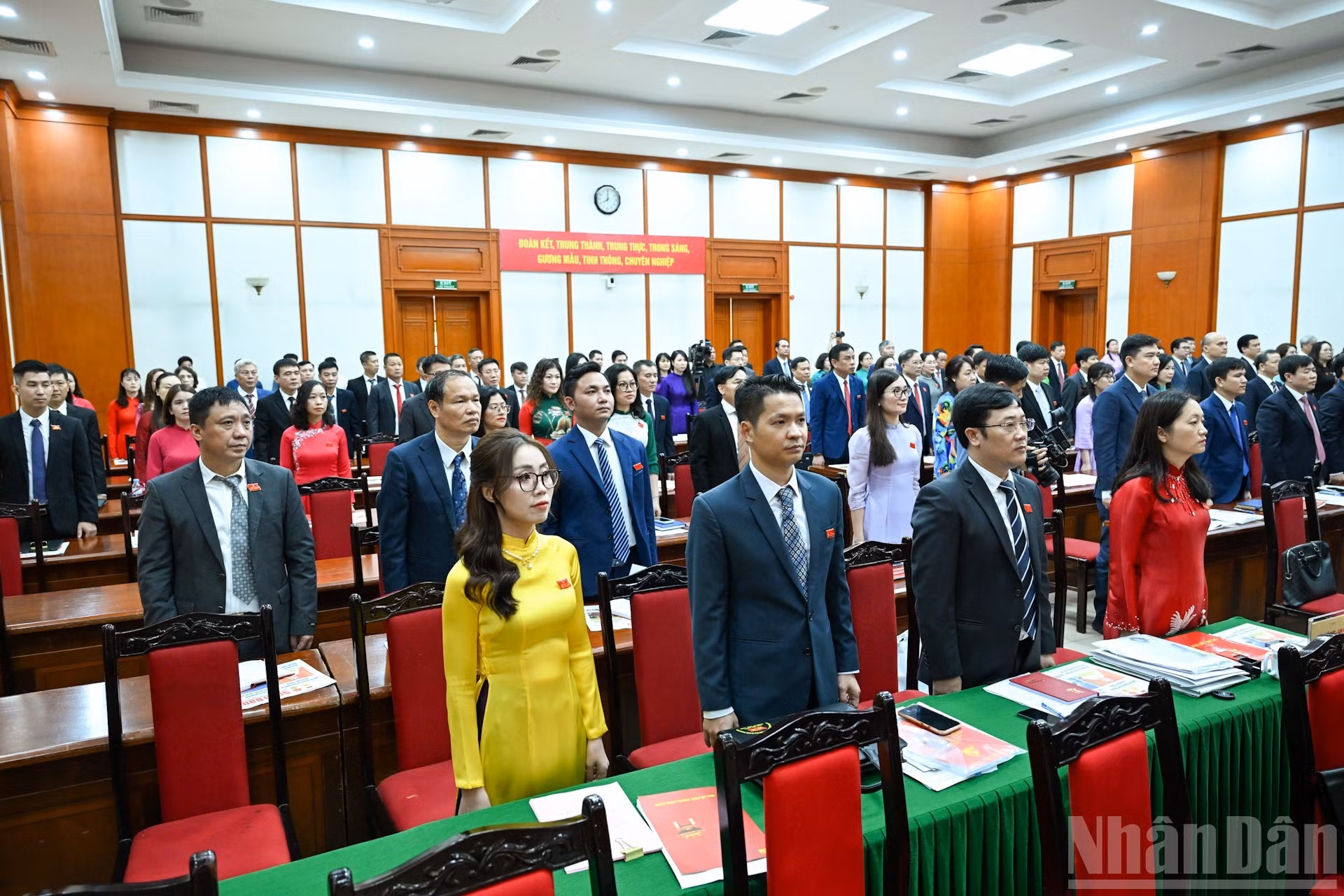 Los delegados saludan la bandera nacional.
