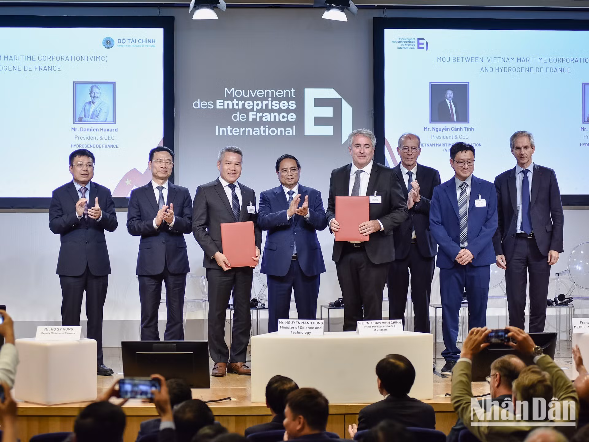 La firma del Memorando de Entendimiento entre la Corporación Marítima de Vietnam y el Grupo HDF Energy SA para cooperar en el desarrollo de combustibles de hidrógeno y pilas de combustible para el sector marítimo en Vietnam.