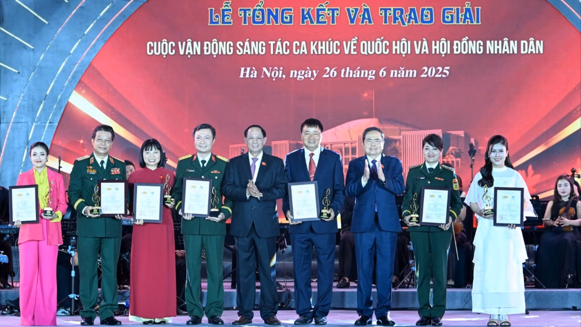 El presidente de la Asamblea Nacional, Tran Thanh Man, y el vicetitular legislativo Tran Quang Phuong entregan el Premio B a los ganadores.