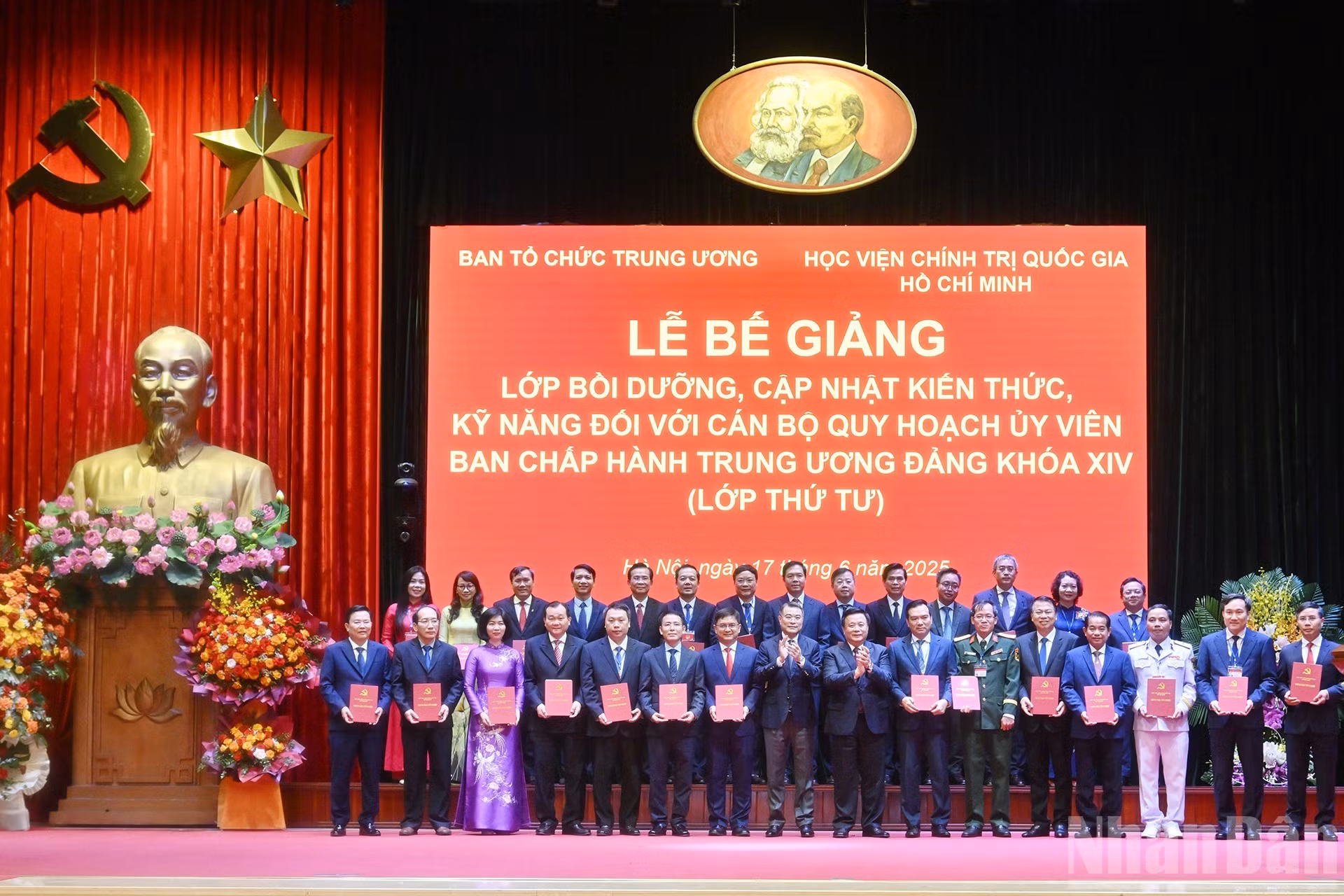 Le Minh Hung, miembro del Buró Político y del Secretariado del Comité Central del PCV y jefe de su Comisión de Organización, y Nguyen Xuan Thang, director de la Academia Nacional de Política Ho Chi Minh, entregan los certificados de graduación a los miembros.