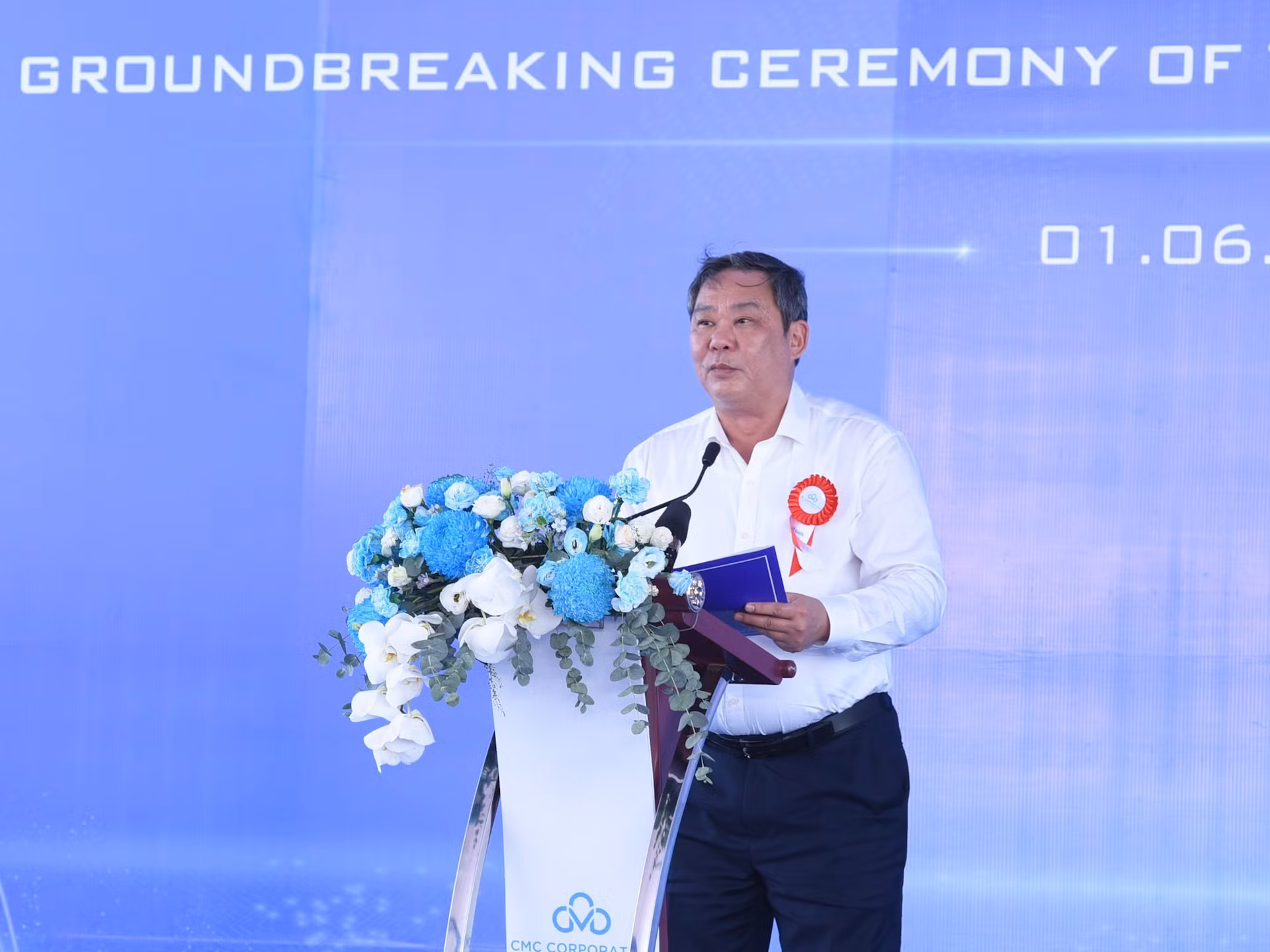 El vicepresidente permanente del Comité Popular de Hanói, Le Hong Son, habla en la ceremonia.