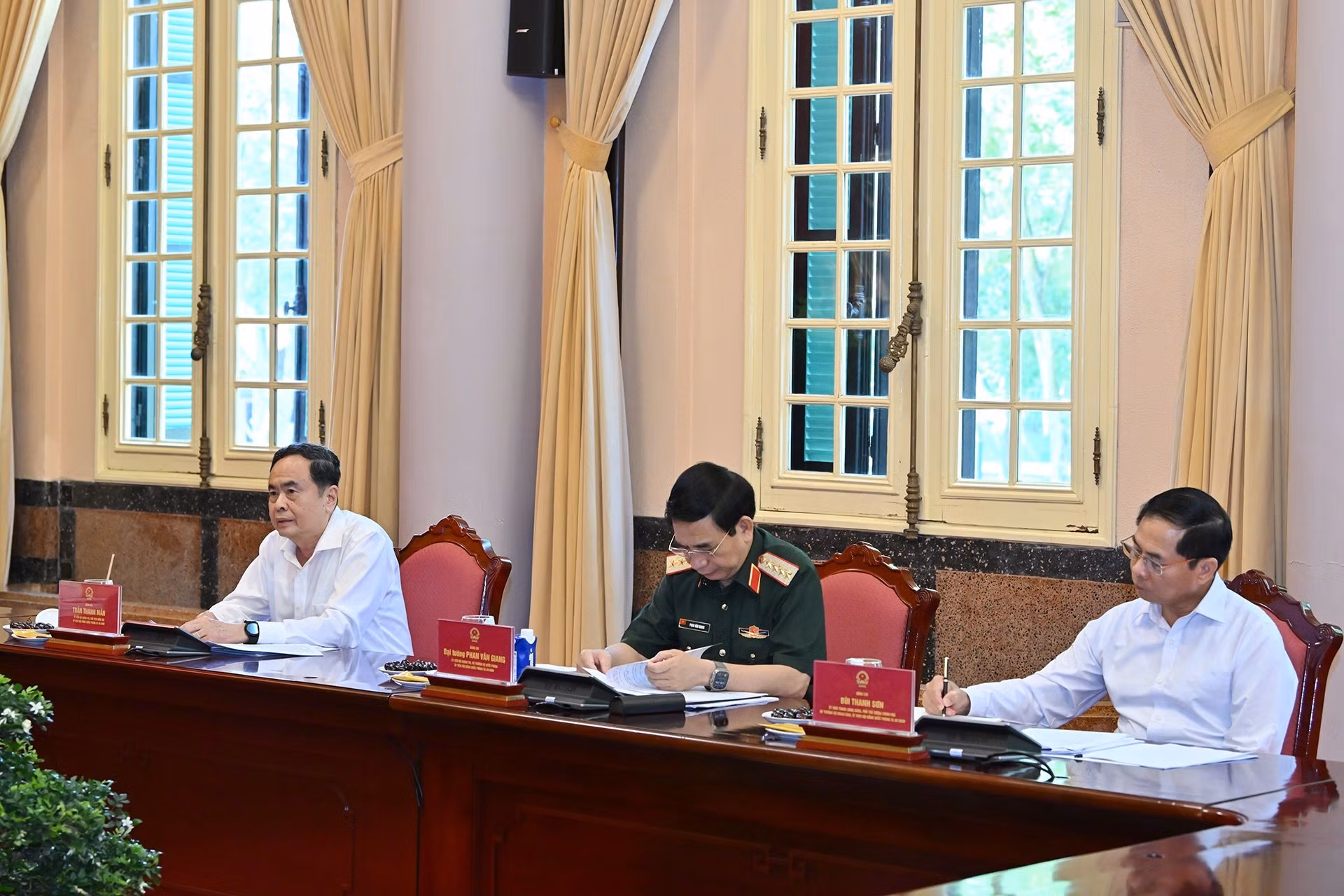 El presidente de la Asamblea Nacional Tran Thanh Man, el ministro de Defensa Phan Van Giang y el viceprimer ministro y canciller Bui Thanh Son en el evento.