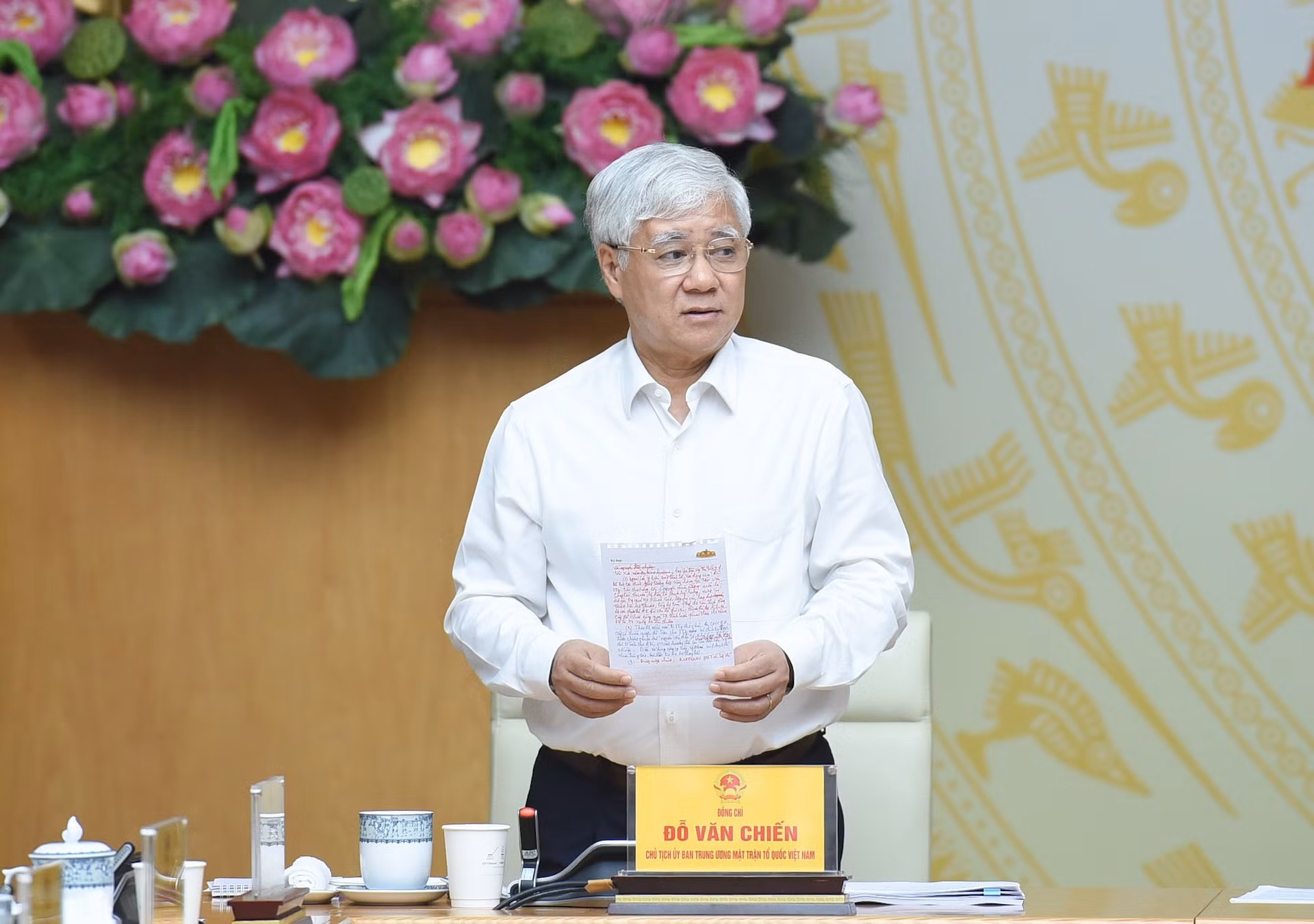 El presidente del Comité Central del Frente de la Patria de Vietnam, Do Van Chien, habla en el evento.