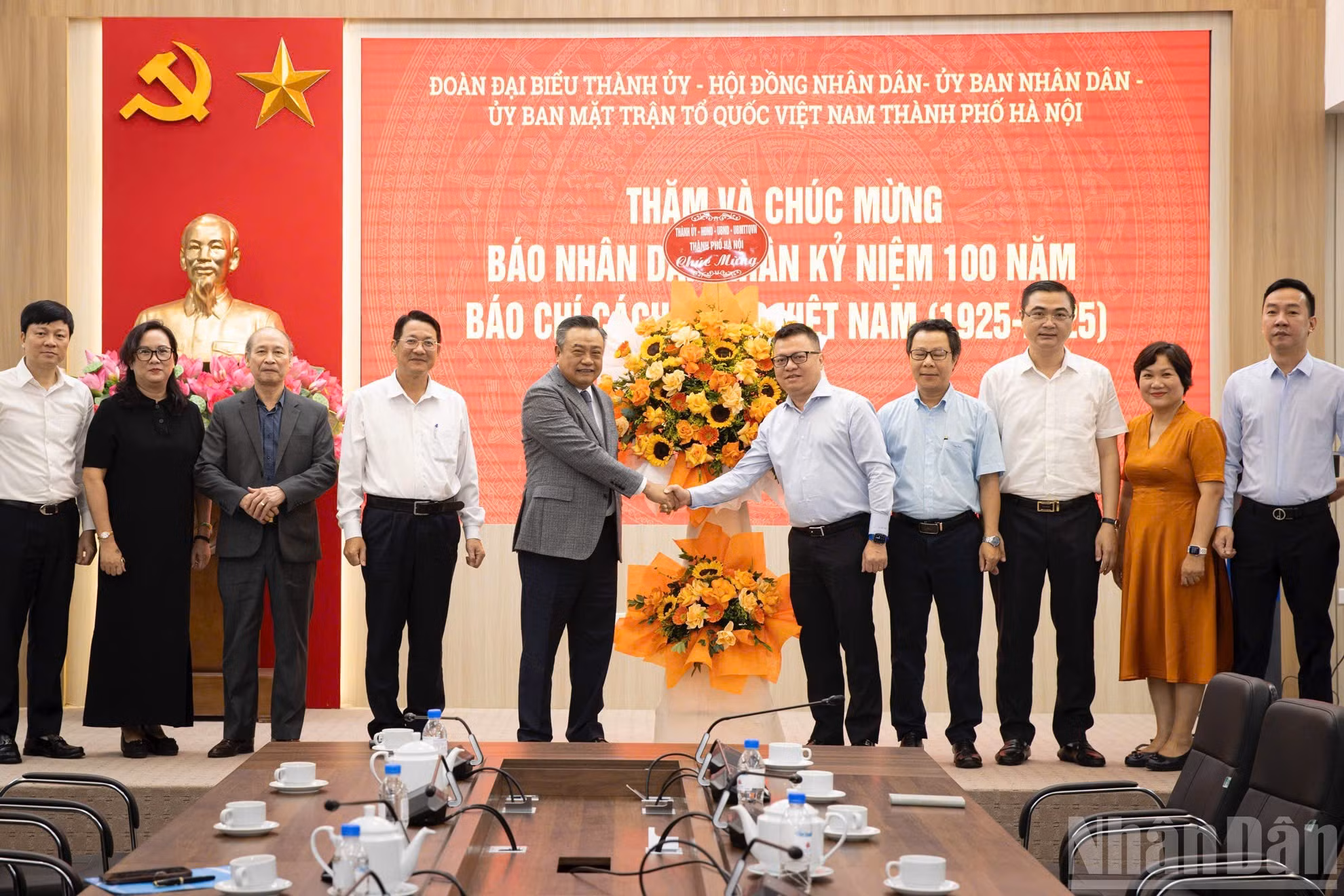 Le Quoc Minh, miembro del Comité Central del Partido Comunista de Vietnam (PCV), presidente-editor del periódico Nhan Dan, subjefe de la Comisión de Propaganda y Movilización de Masas del Comité Central del PCV y presidente de la Asociación de Periodistas del país, recibe a Tran Sy Thanh, miembro del Comité Central del PCV, vicesecretario del Comité del Partido y presidente del Comité Popular de Hanói.