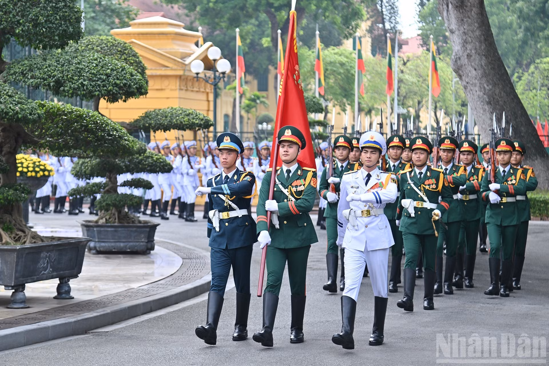 Banda militar del Ejército Popular de Vietnam lista para la ceremonia de bienvenida.