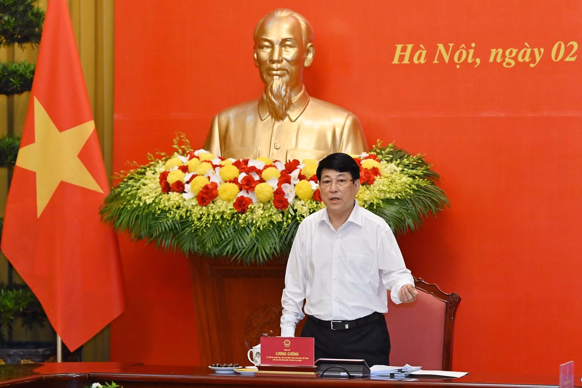 El presidente Luong Cuong habla en la reunión.
