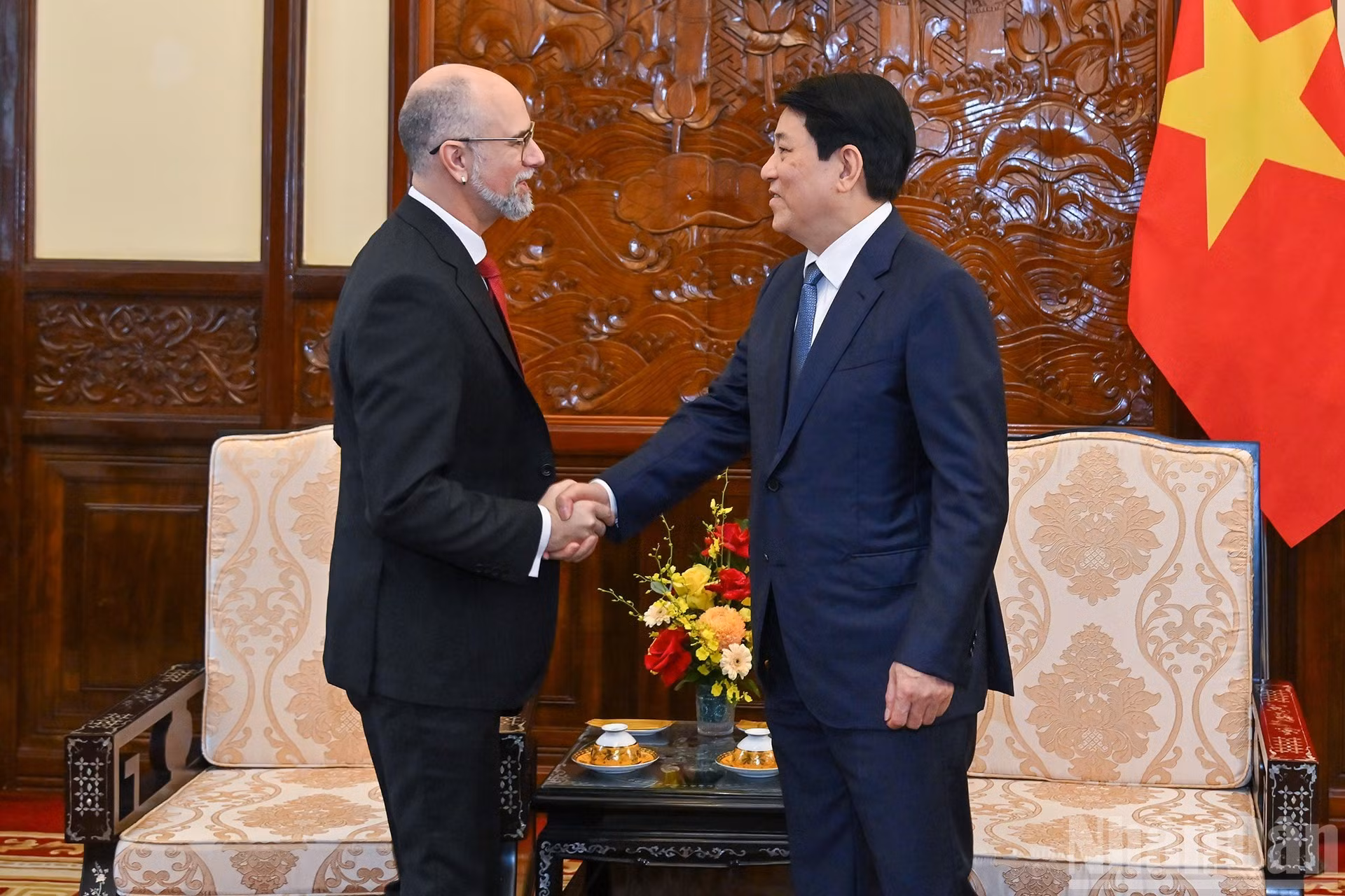 El presidente de Vietnam, Luong Cuong, y el embajador de Canadá, Shawn Perry Steil.
