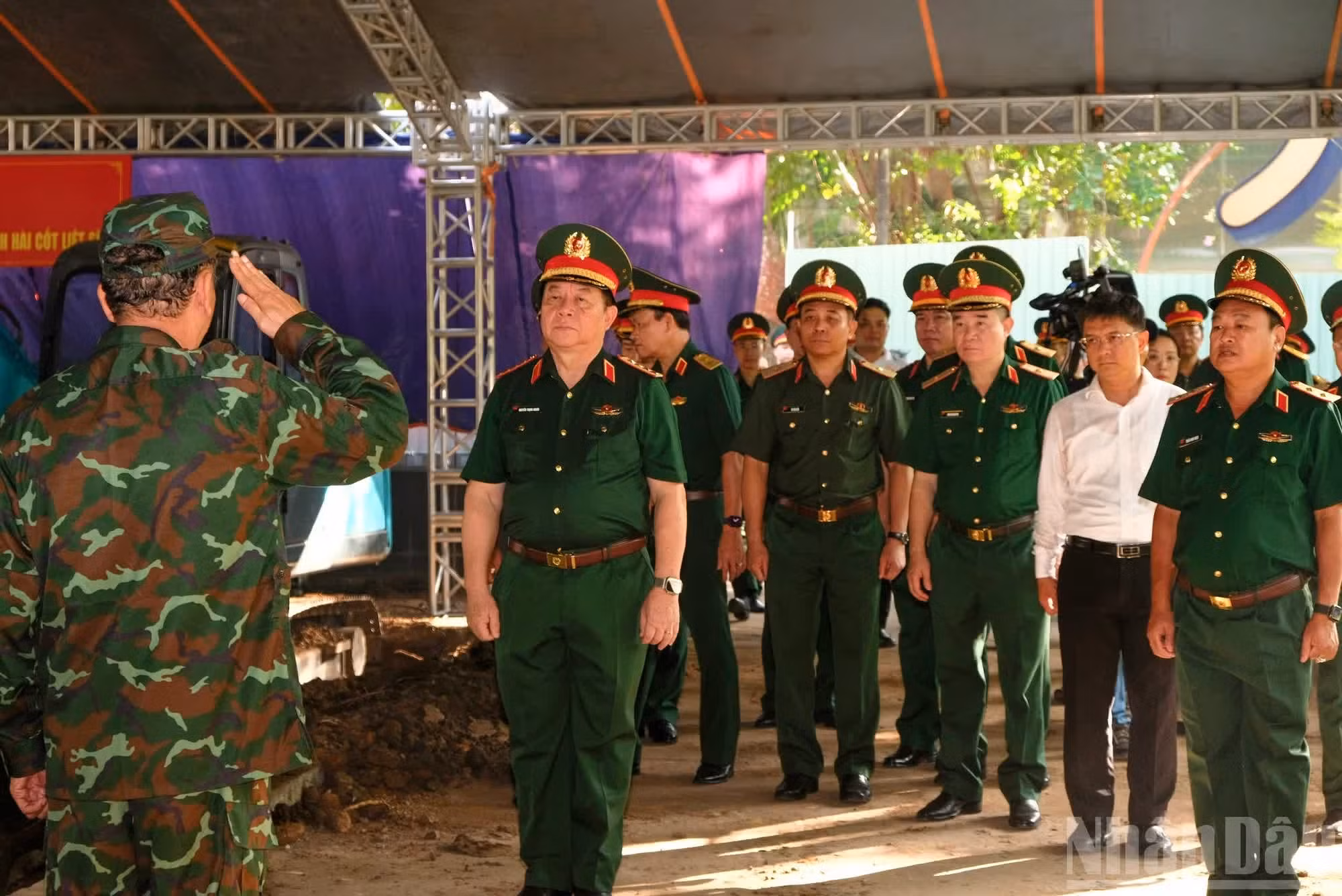 El personal encargado de la misión informa al general Nguyen Trong Nghia antes de iniciar las labores de exhumación de los restos de los mártires.
