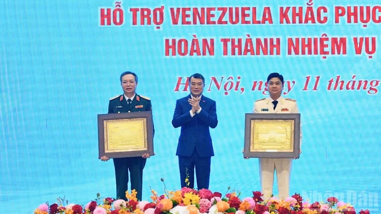 El primer ministro Le Minh Hung entrega obsequios al Departamento de Búsqueda y Rescate del Estado Mayor General del Ejército Popular de Vietnam y al Departamento de Policía de Prevención y Lucha contra Incendios y Rescate del Ministerio de Seguridad Pública.