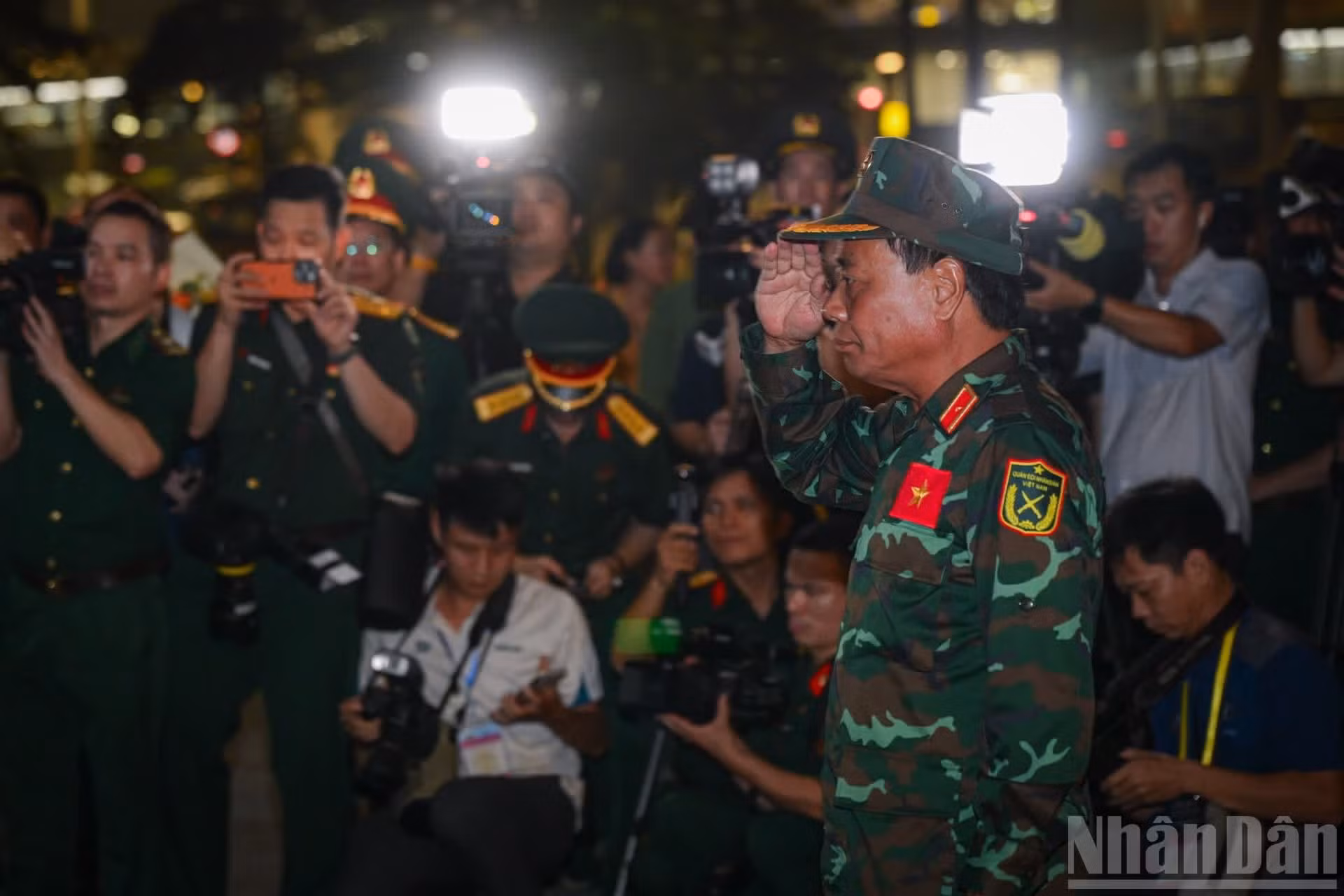 El brigadier Pham Van Ty, jefe de la misión, informa sobre la finalización de la misión asignada.