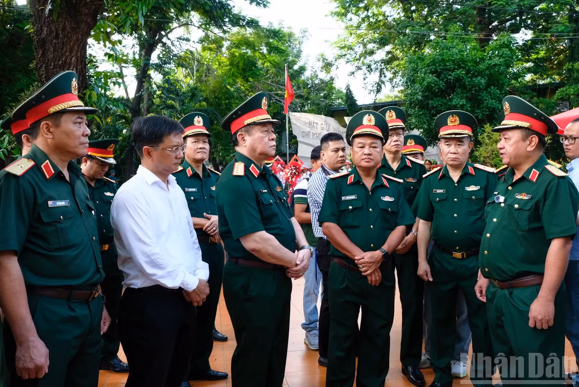El comandante del Alto Mando de Ciudad Ho Chi Minh informa sobre las labores de búsqueda y recuperación de restos de mártires.