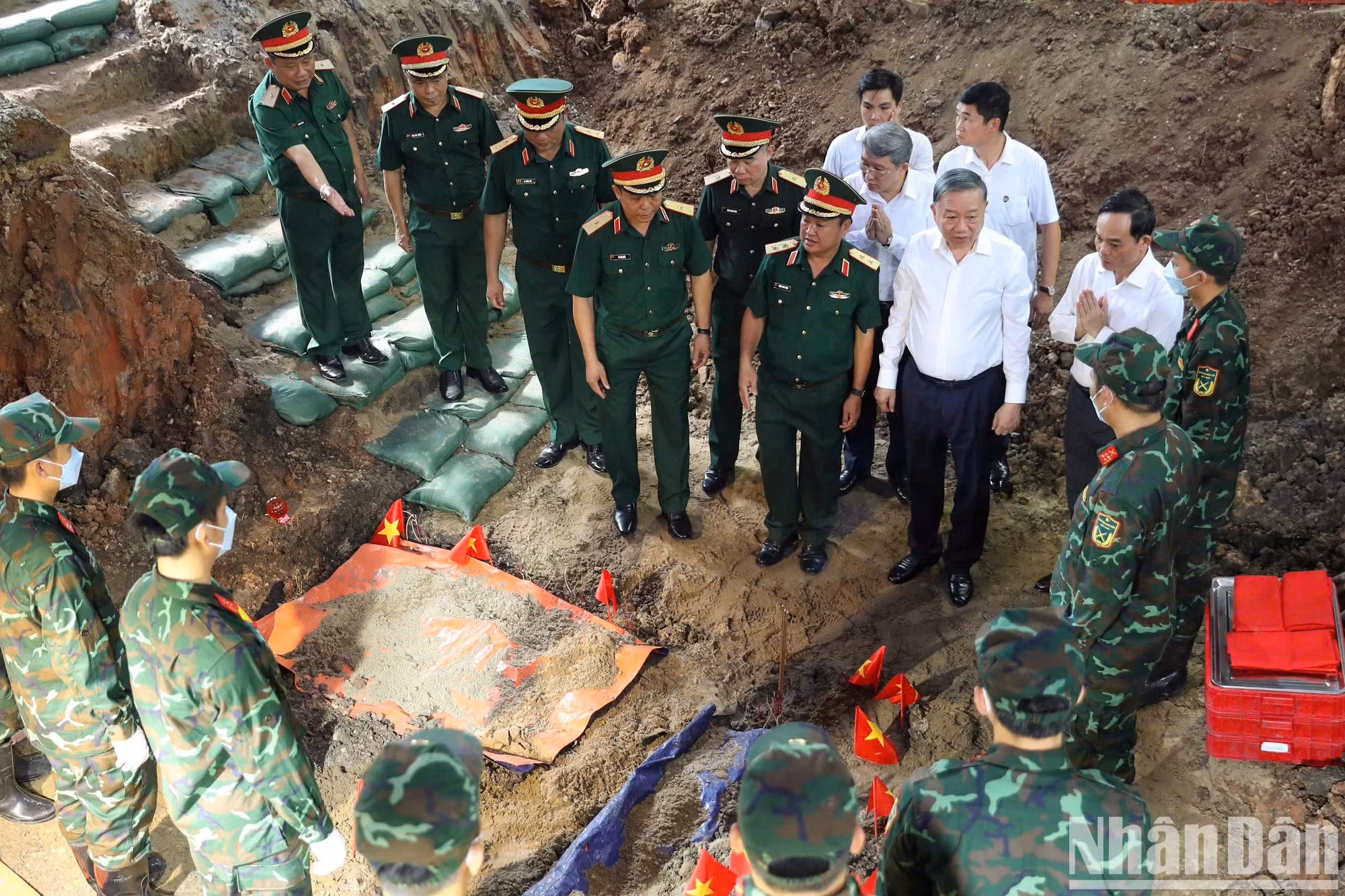 [Foto] Máximo dirigente inspecciona labores de búsqueda y recuperación de restos de mártires en Parque Le Thi Rieng ảnh 9