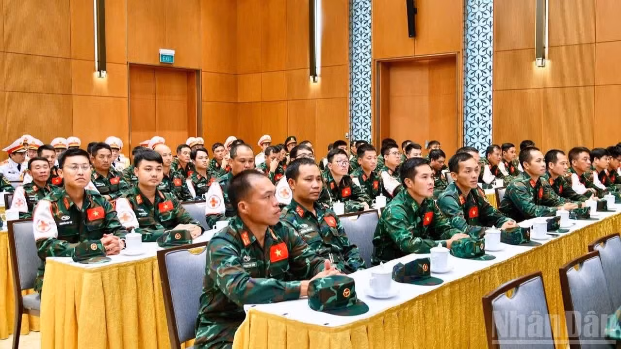 Miembros del equipo de búsqueda y rescate del Ejército Popular de Vietnam asisten a la ceremonia.