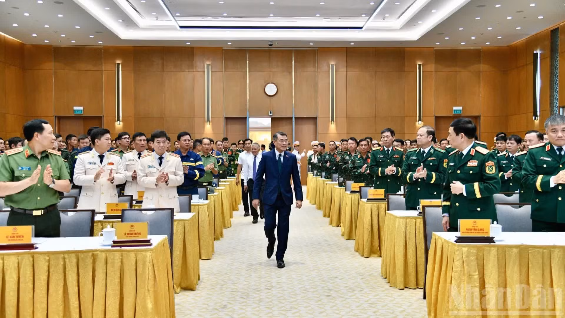 El primer ministro Le Minh Hung asiste al acto.
