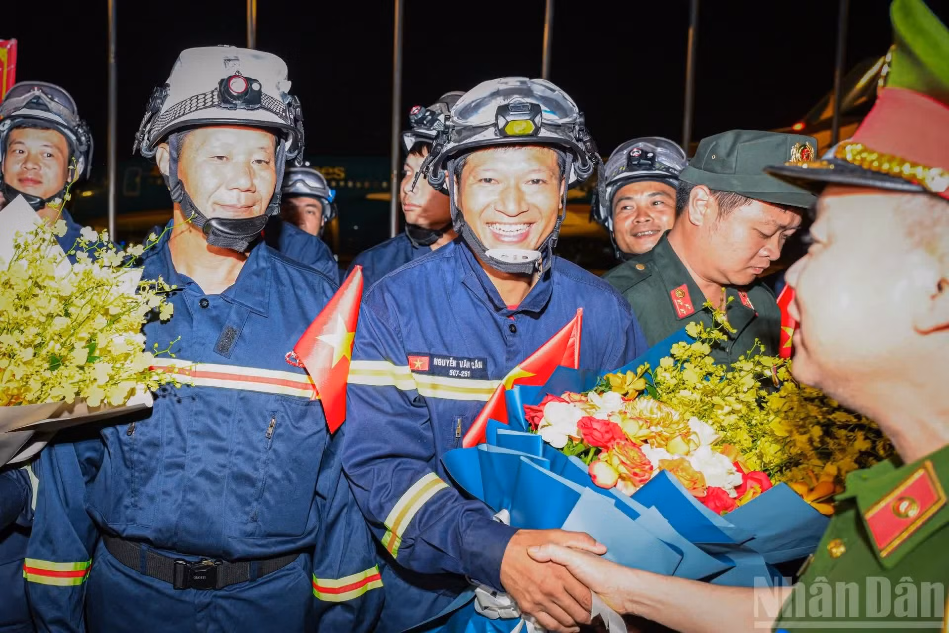 Los efectivos de la Fuerza de Prevención y Lucha contra Incendios y Rescate del Ministerio de Seguridad Pública tras completar la misión en Venezuela.