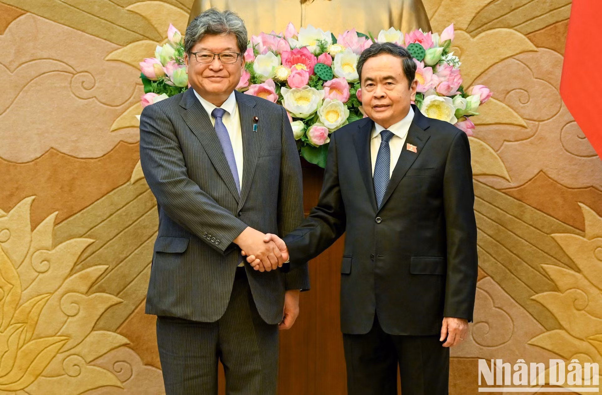 [Foto] Titular del Legislativo vietnamita recibe al dirigente del Partido Liberal Democrático de Japón