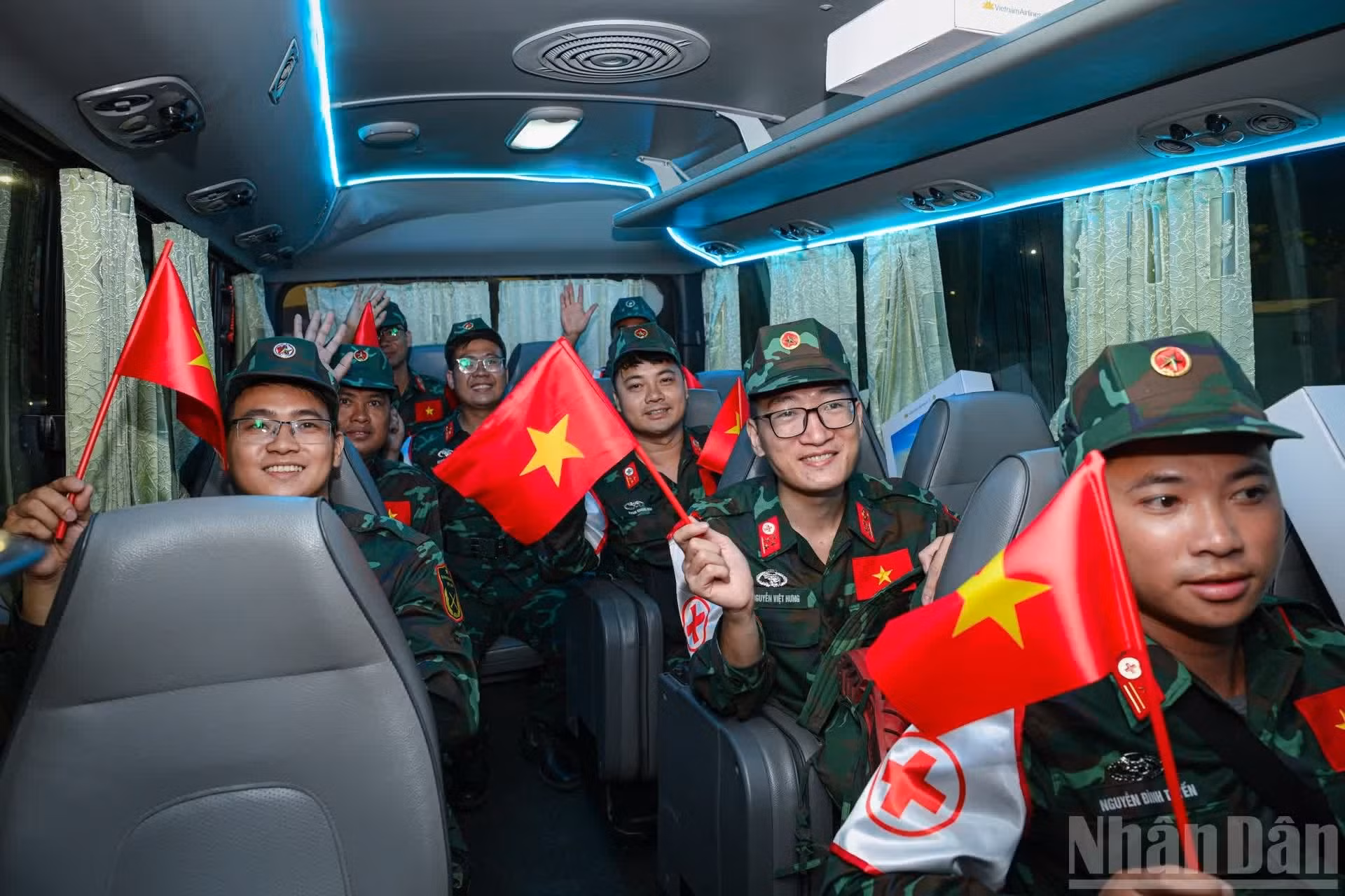 Los socorristas vietnamitas regresan sanos y salvos al país.