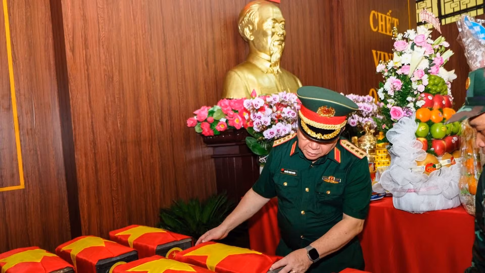 Trong Nghia inspecciona las labores de gestión y custodia de los restos de los mártires.