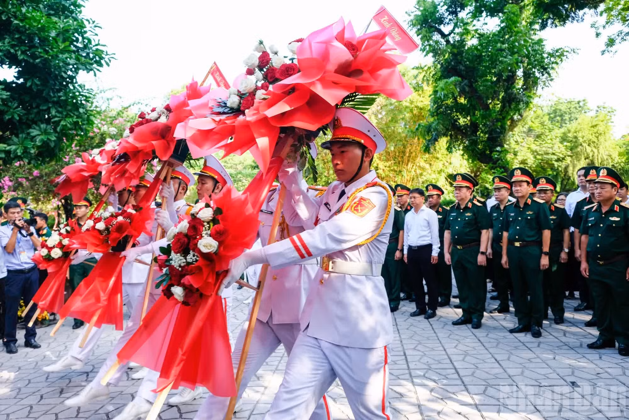 La delegación deposita ofrendas florales en memoria de los héroes y mártires.