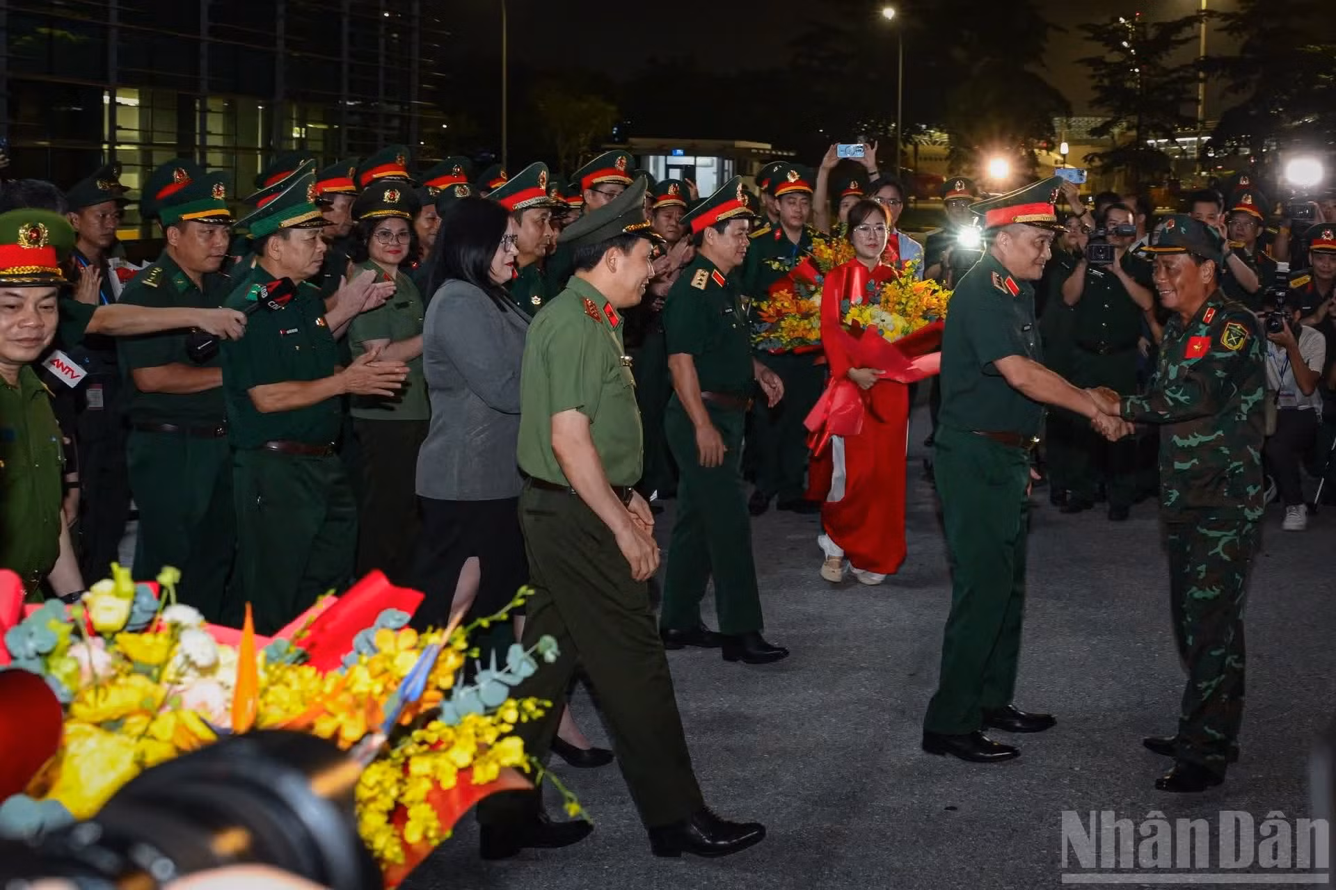 Representantes del Ministerio de Defensa y del Ministerio de Seguridad Pública, felicitan a la brigada por el cumplimiento de su misión y su regreso seguro al país.