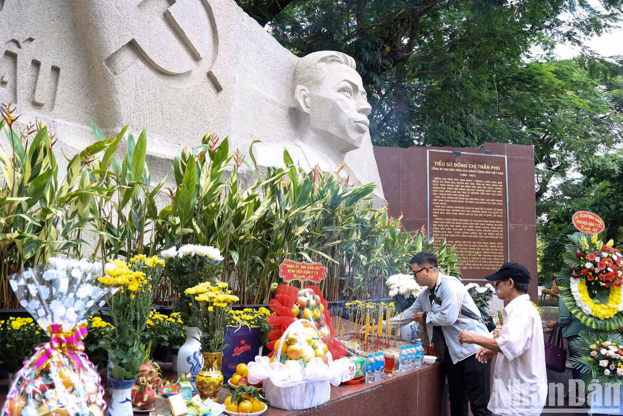 En un ambiente solemne, los ciudadanos de Ho Chi Minh y visitantes de todo el país ofrecen incienso, flores y ofrendas en memoria de los caídos. Entre ellos hay antiguos compañeros de armas y familiares de mártires que encienden varillas de incienso con la esperanza de encontrar a sus seres queridos entre los restos recuperados en el lugar.