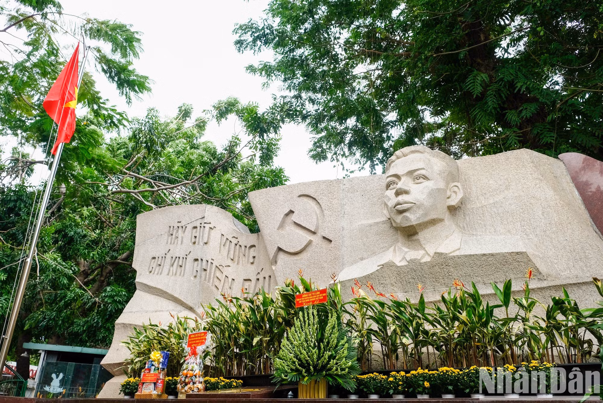 En un ambiente solemne, la delegación deposita ofrendas florales y quema incienso. Guardan un minuto de silencio en memoria del difunto secretario general del Partido, Tran Phu, así como de los héroes y mártires que dieron su vida por la independencia y la libertad de su patria y por la felicidad de su pueblo.