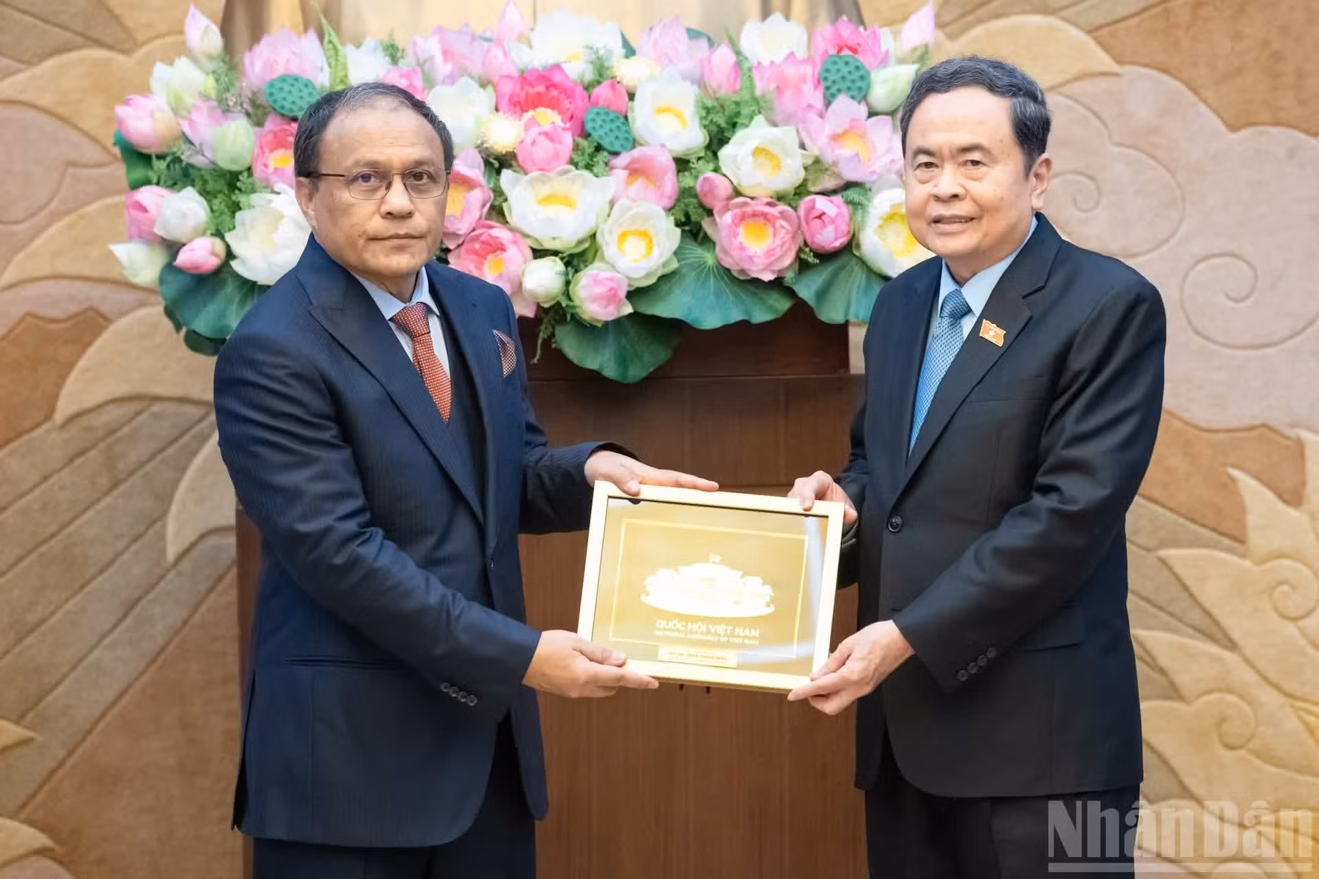 Thanh Man entrega un regalo al fiscal general de Malasia.