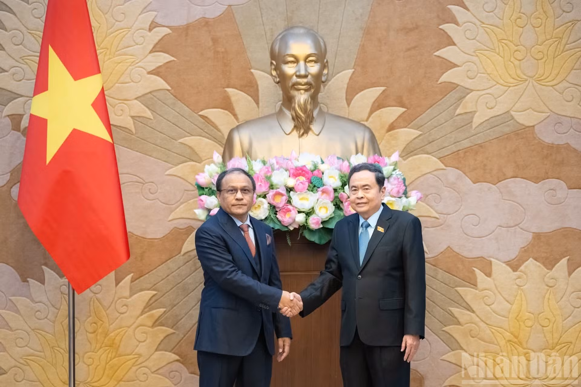 El presidente de la Asamblea Nacional de Vietnam, Tran Thanh Man, y el fiscal general de Malasia, Tan Sri Mohd Dusuki Mokhtar.