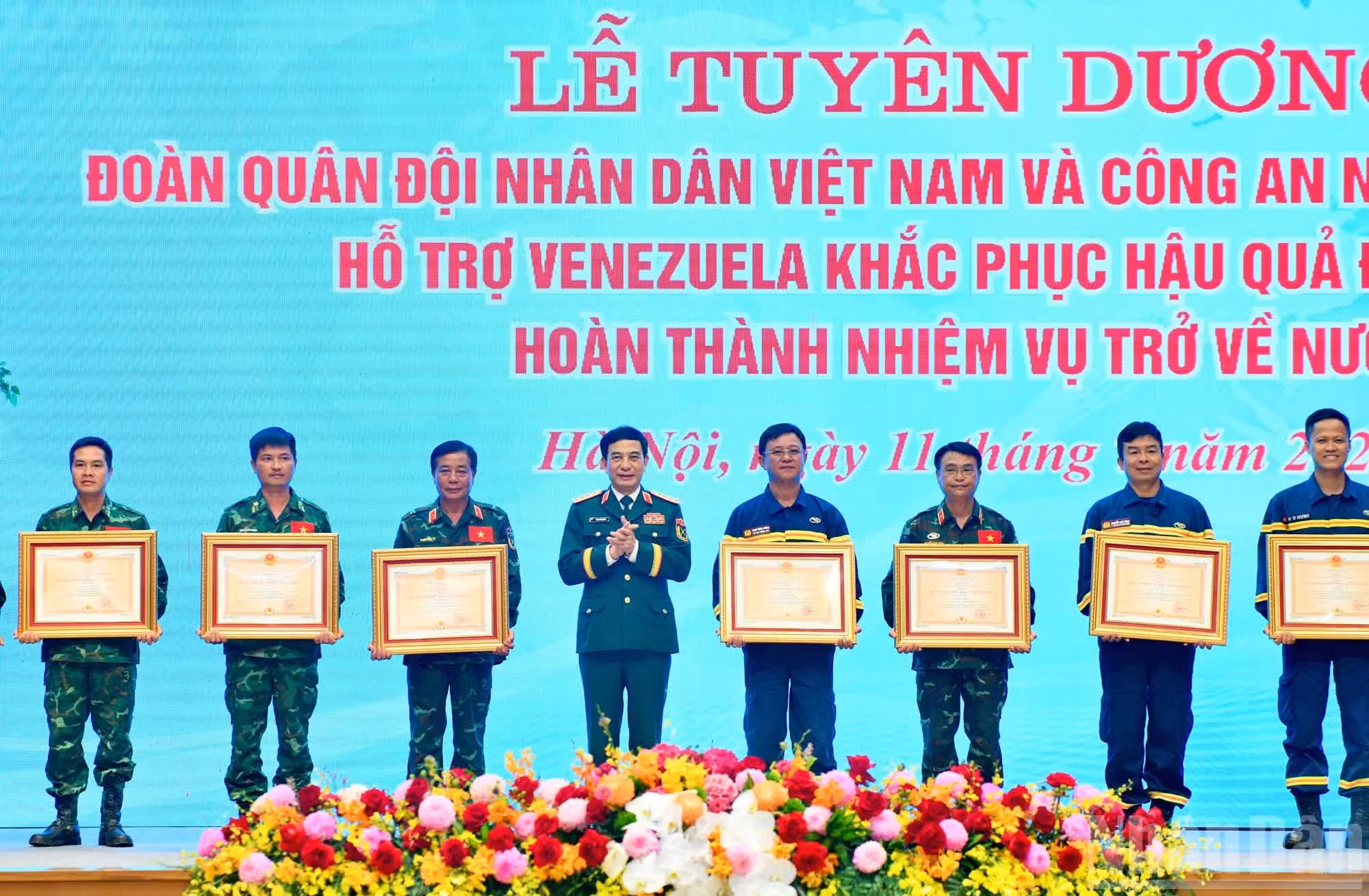El general Phan Van Giang, ministro de Defensa, entrega las Órdenes de Defensa de la Patria de Segunda y Tercera Clase a los socorristas por su destacado desempeño en el cumplimiento de la misión.