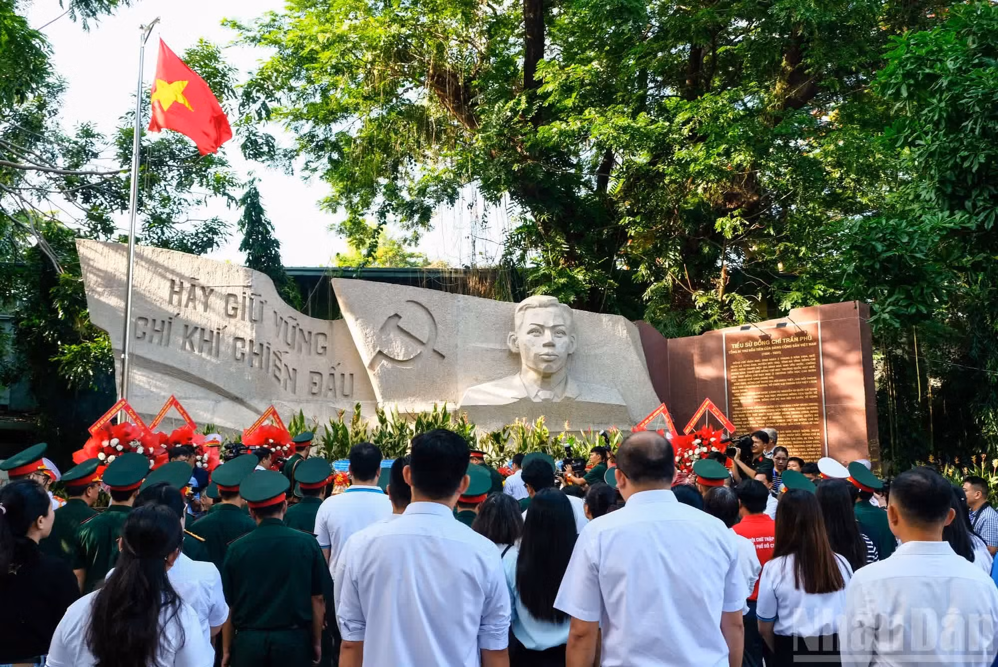 La delegación rinde homenaje al ex secretario general del PCV Tran Phu.