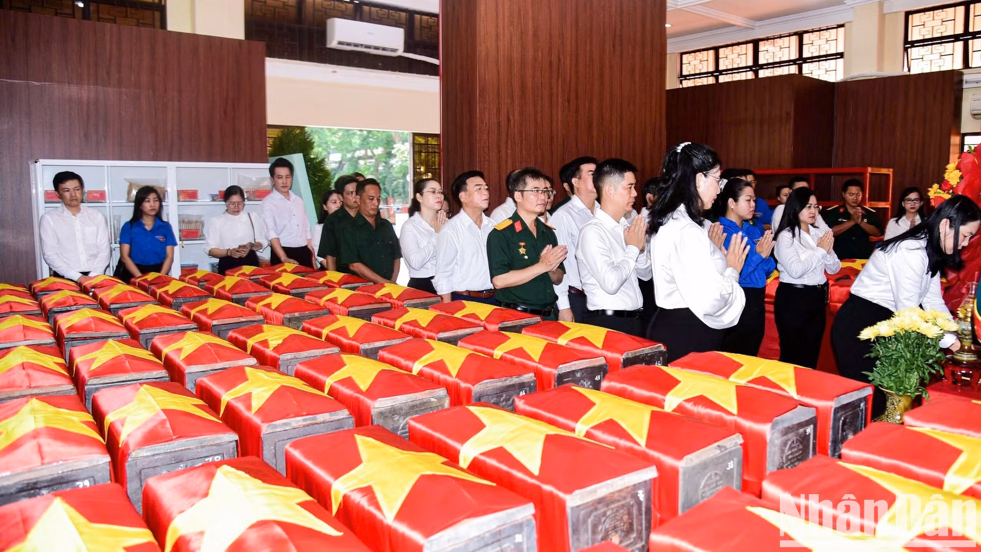 Tras la ceremonia de ofrenda floral en memoria del fallecido secretario general, los visitantes acceden a la sala donde se custodian los restos de los mártires recuperados para rendirles homenaje.