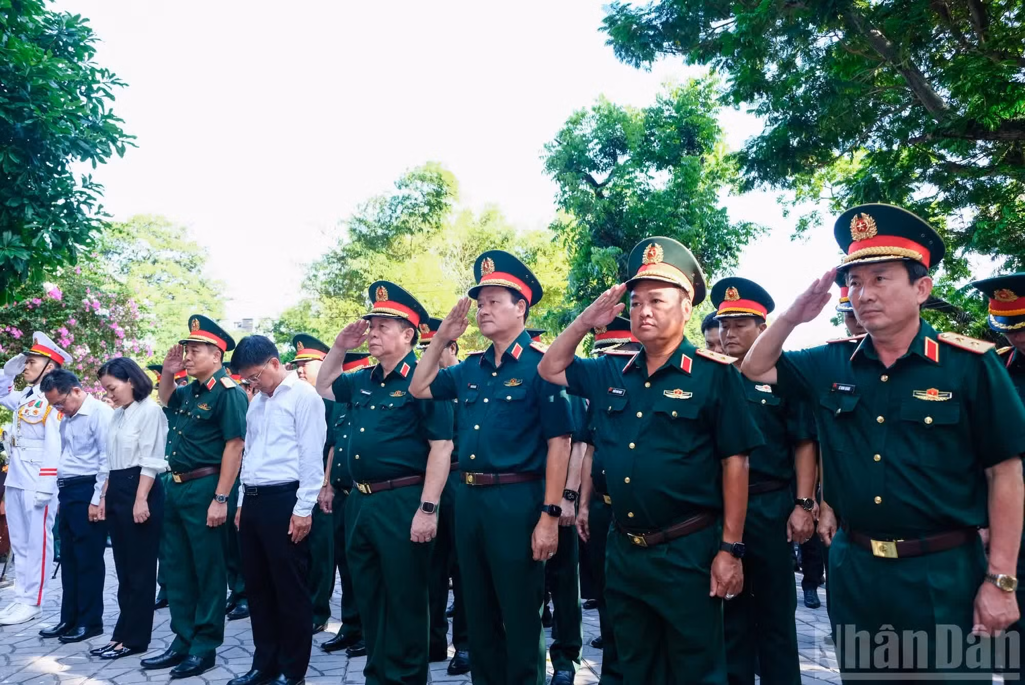 La delegación, encabezada por el general Nguyen Trong Nghia, miembro del Buró Político, secretario del Comité Central del Partido Comunista de Vietnam (PCV), miembro de la Junta Permanente de la Comisión Militar Central y jefe del Departamento General de Política del Ejército Popular, ofrece flores e incienso en homenaje al ex secretario general del PCV Tran Phu, a los héroes caídos durante la Ofensiva General y los levantamientos de la primavera de 1968, así como en el sitio conmemorativo dedicado a la mártir Le Thi Rieng.