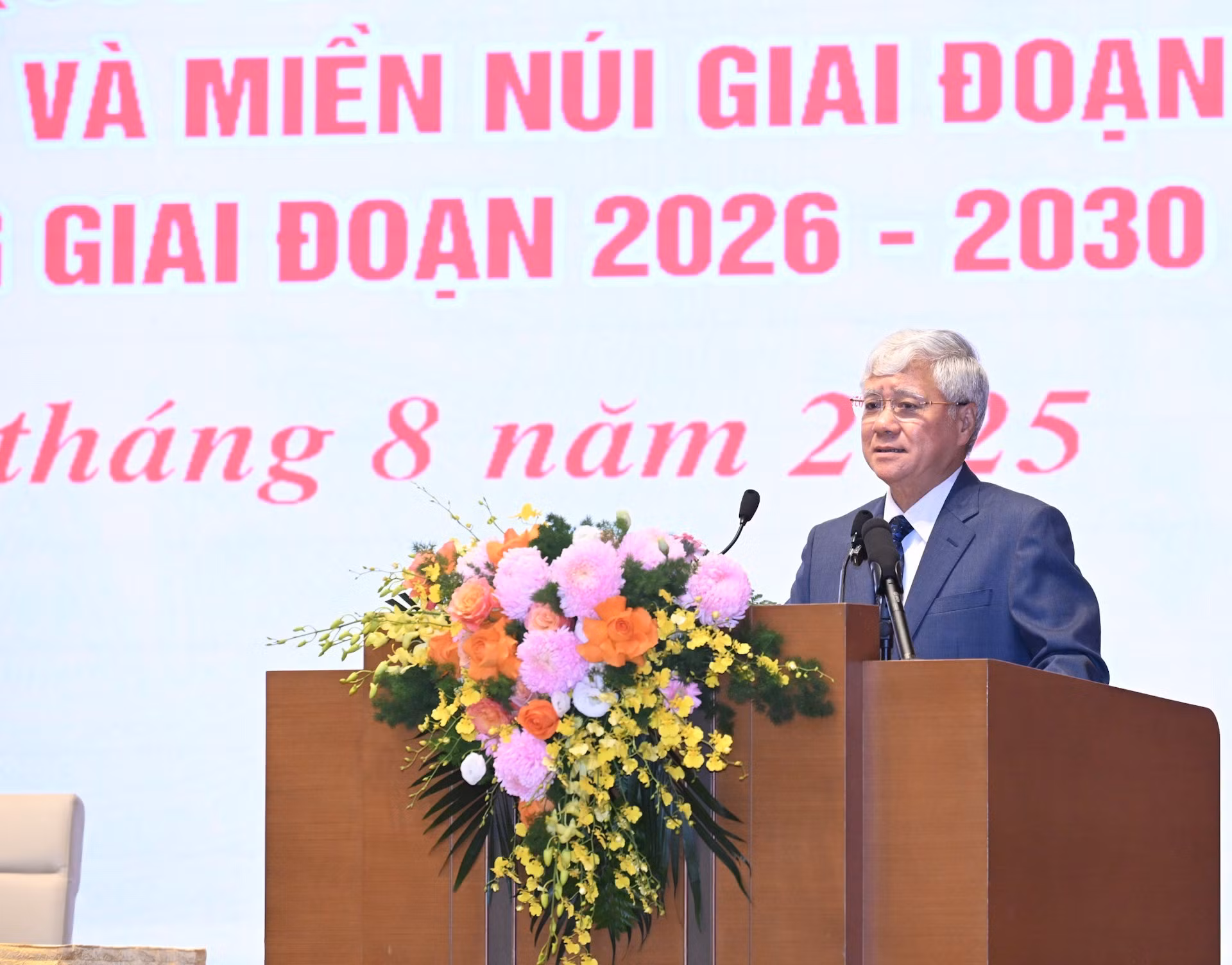El presidente del Comité Central del Frente de la Patria de Vietnam, Do Van Chien, habla en el evento.