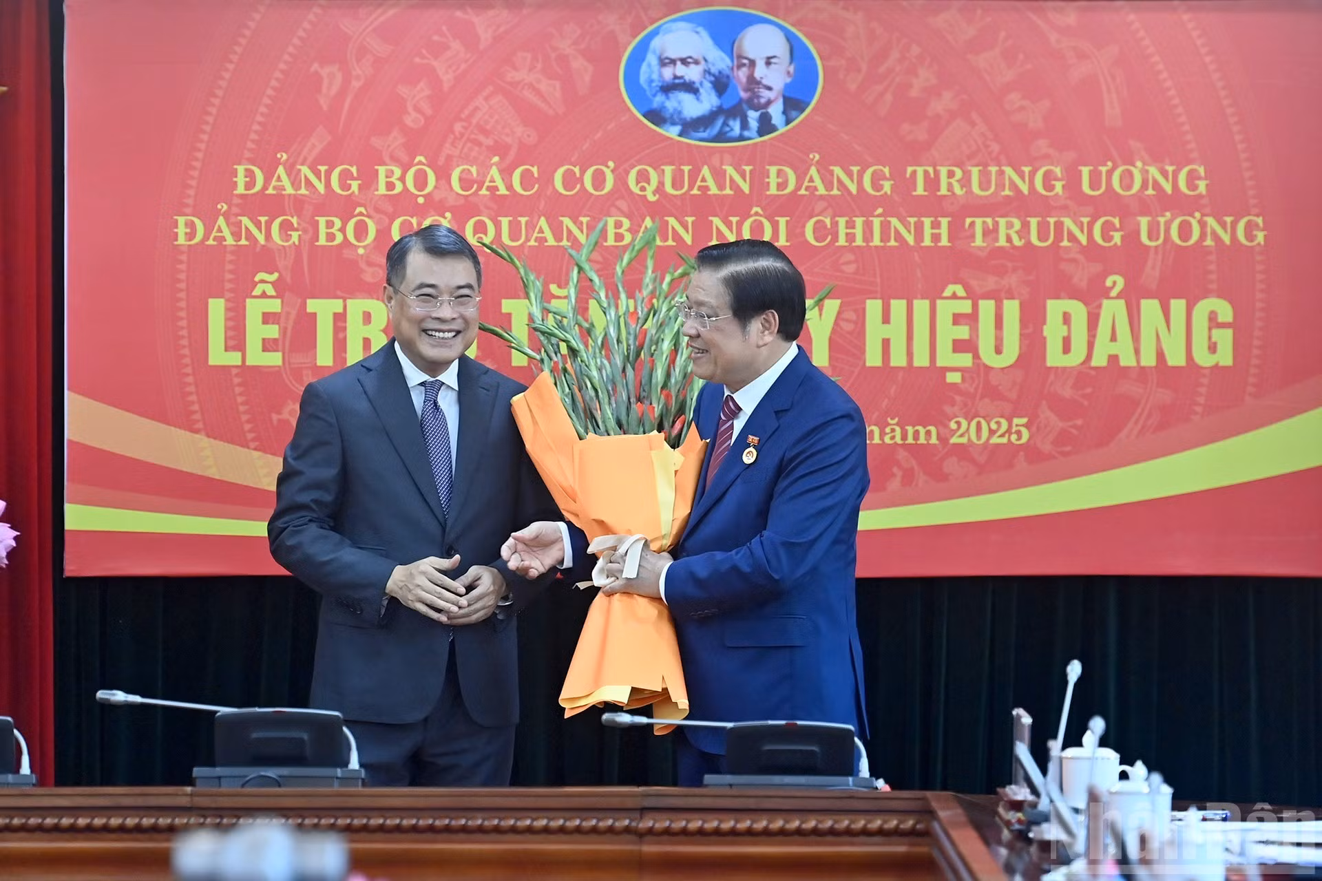 Le Minh Hung, miembro del Buró Político y del Secretariado del Comité Central del PCV y jefe de la Comisión de Organización de ese comité, felicita a Phan Dinh Trac.