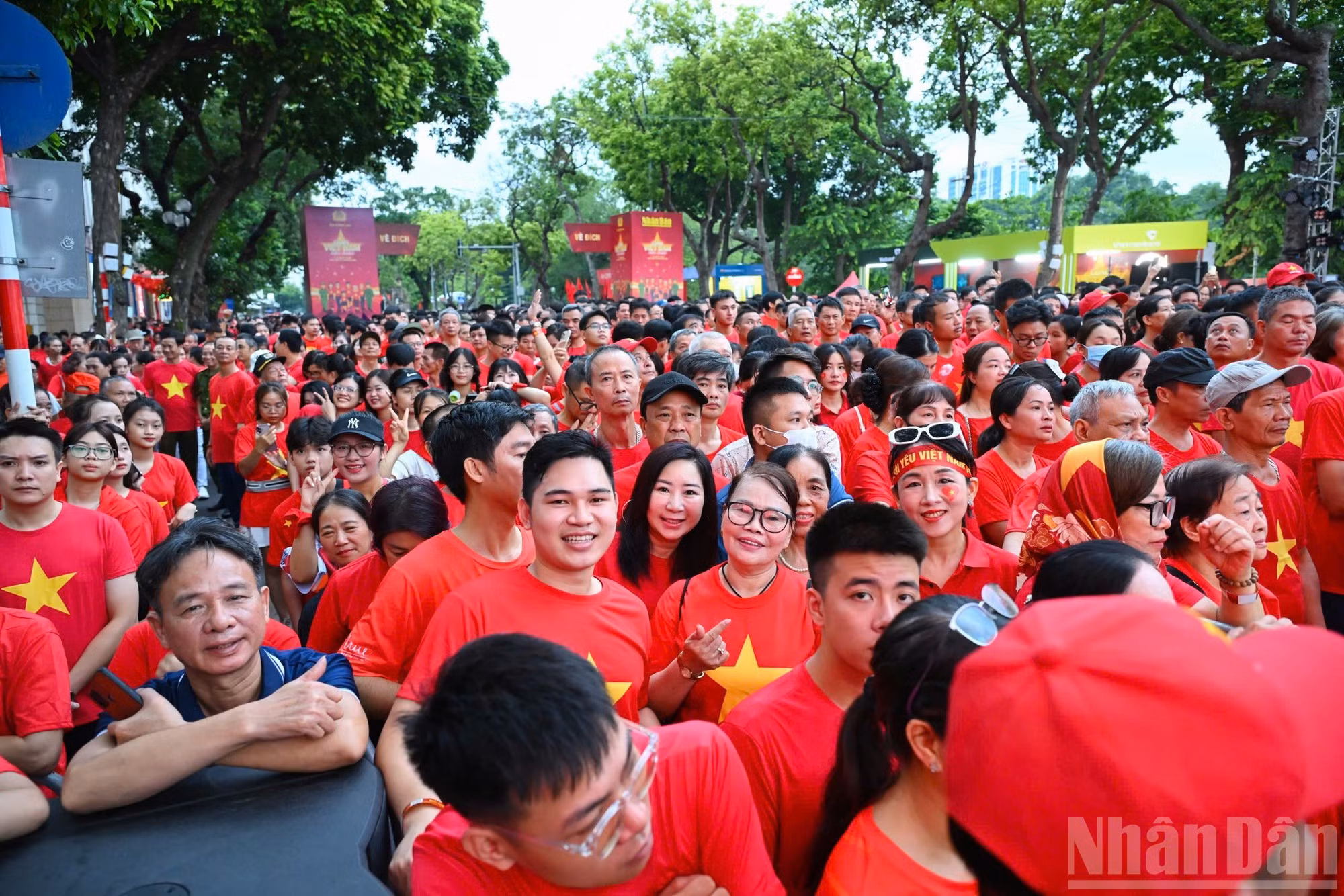 [Foto] Un mar de rojo con estrellas doradas en el programa 'Avanzamos con Vietnam'