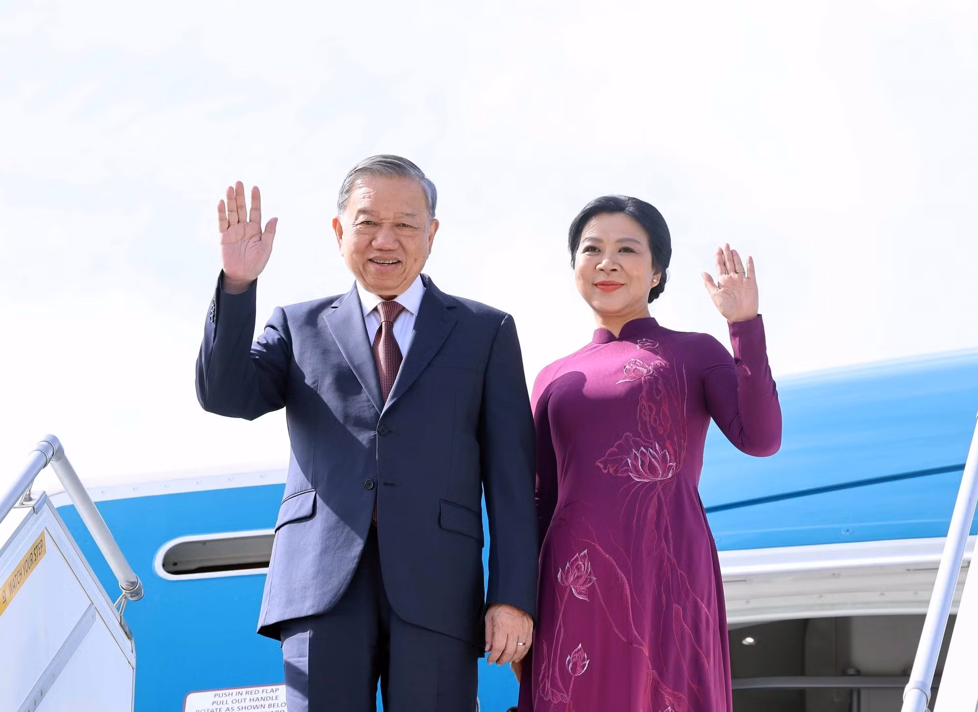 El secretario general To Lam y su esposa llegan al Aeropuerto Internacional de Gimhae, Busan.