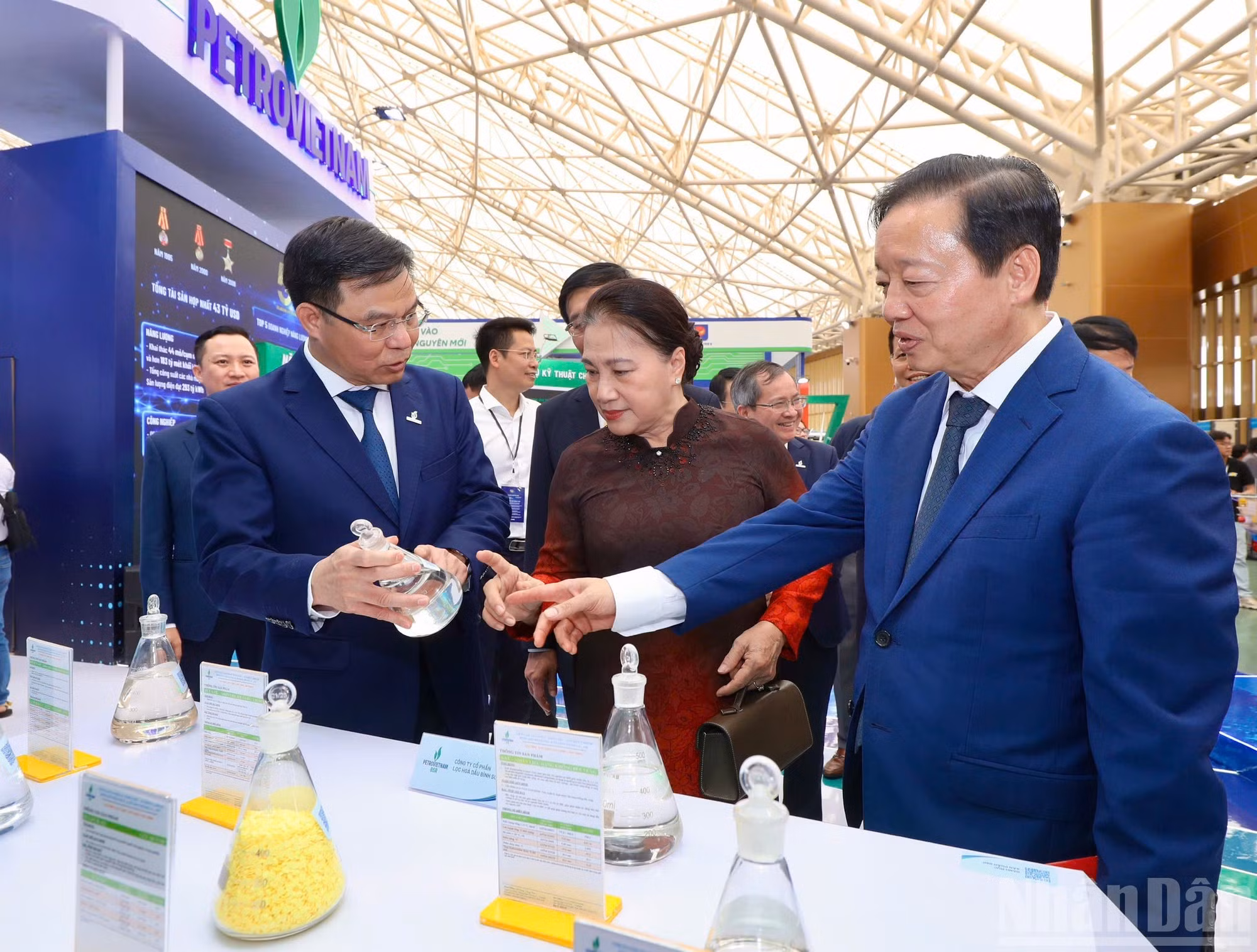 La ex presidenta de la Asamblea Nacional, Nguyen Thi Kim Ngan, y el viceprimer ministro Tran Hong Ha visitan los stands de las empresas en el marco de la exposición.