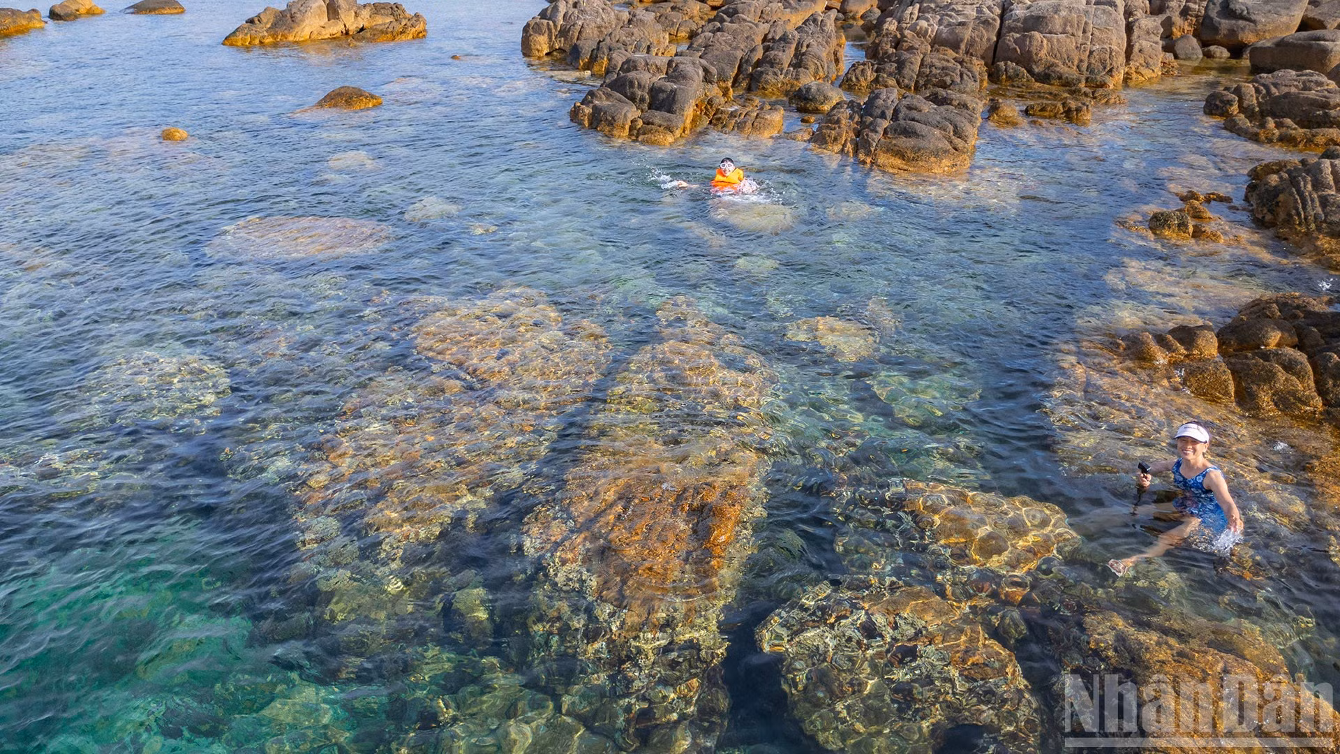 Cuando la marea retrocede, quedan sobre el arrecife charcas de agua cristalina a las que los lugareños han apodado "piscinas de piedra infinitas".