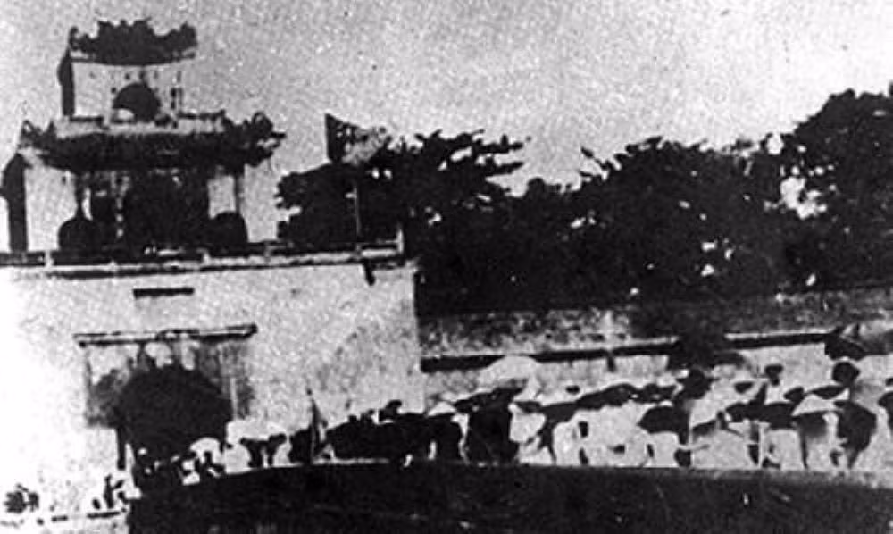El 23 de agosto de 1945, el pueblo de Thua Thien-Hue participa en la toma del poder y se dirige hacia la Puerta Thuong Tu. (Foto de archivo de la Agencia Vietnamita de Noticias)