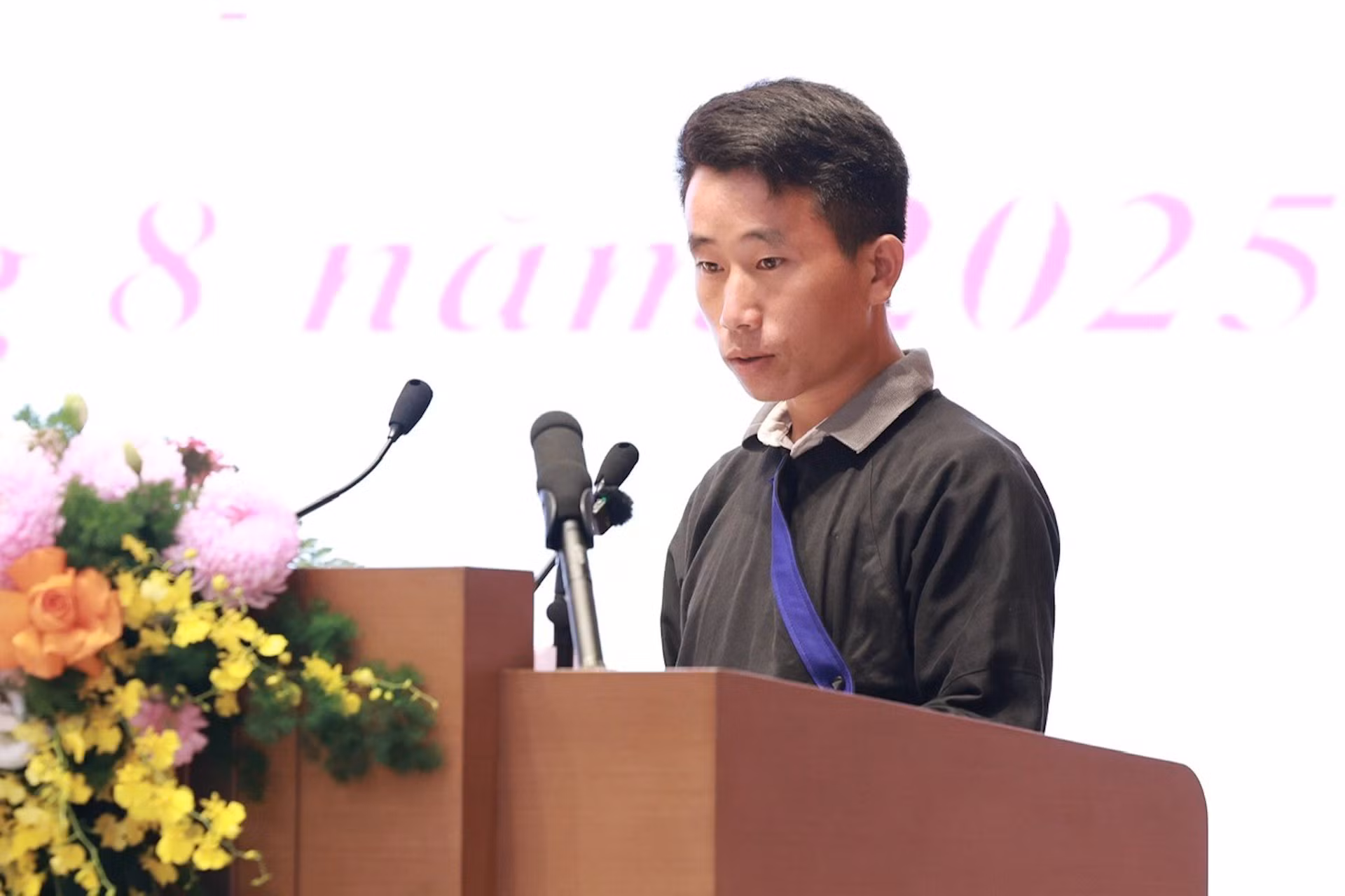 Mua A Thi, jefe del pueblo Hang Pu Xi, comuna de Xa Dung, provincia de Dien Bien, habla en la cita.