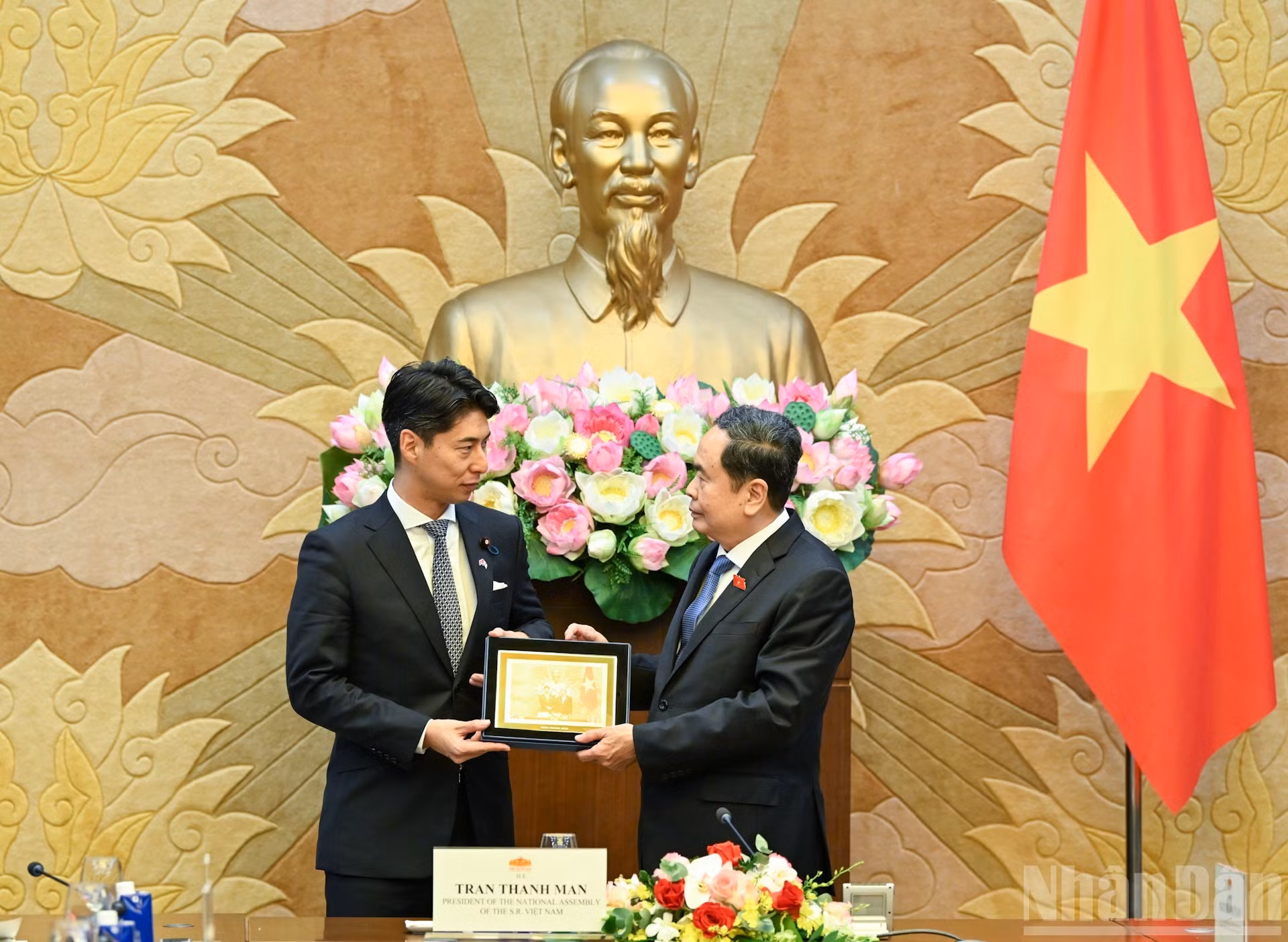 Thanh Man entrega un regalo al visitante nipón.